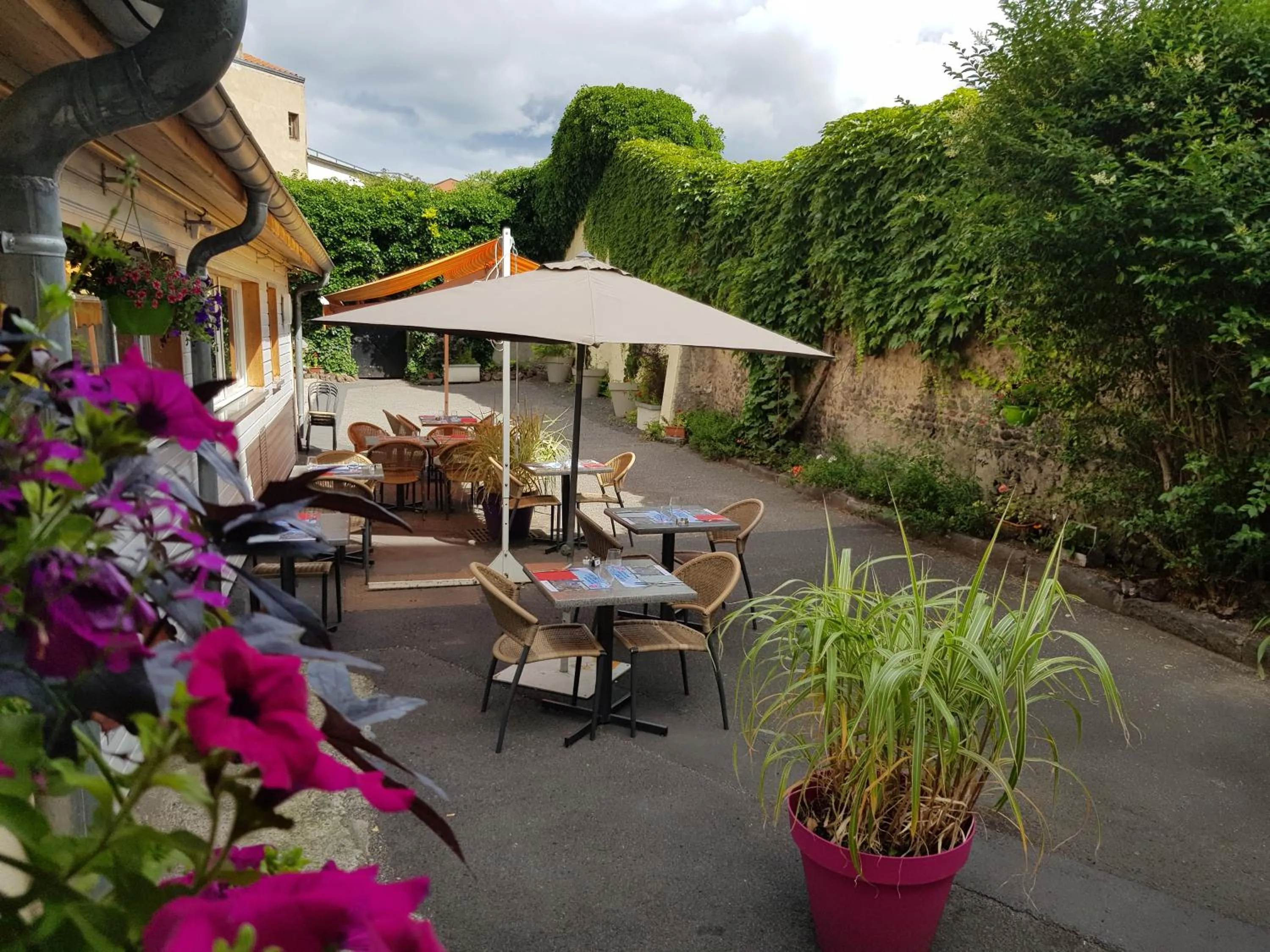 Patio in Hotel les Commercants