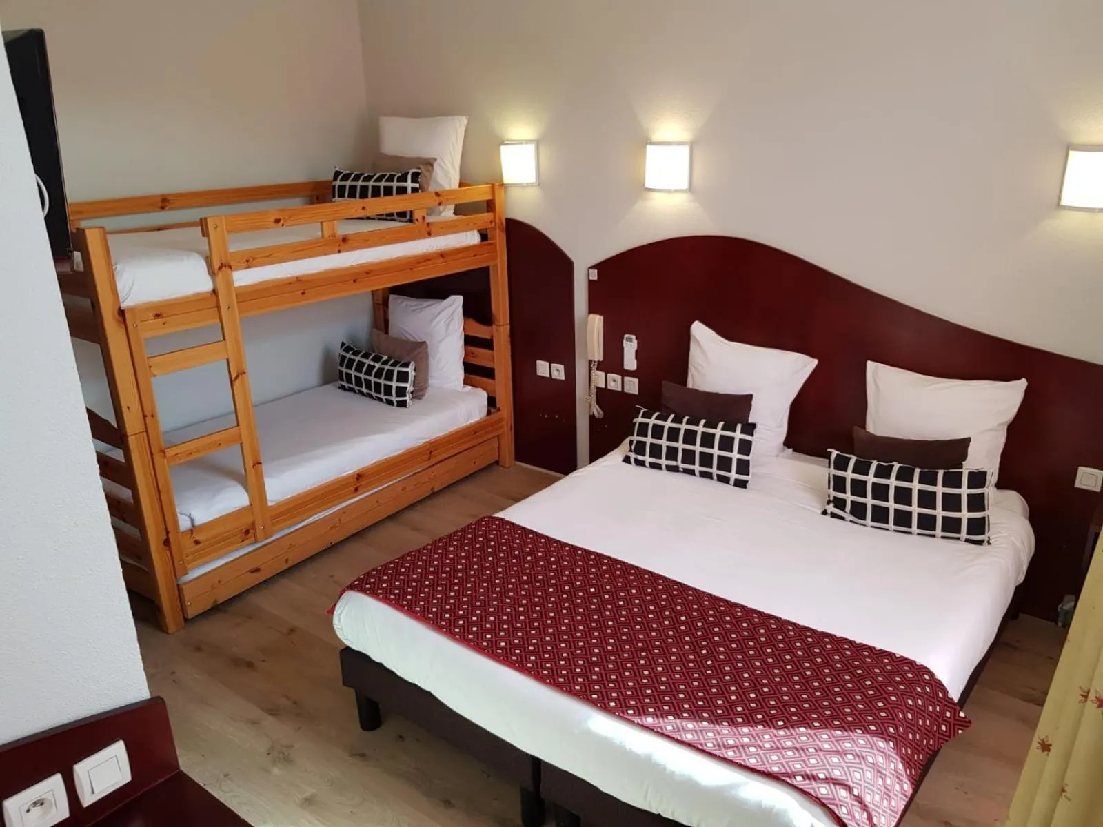 Photo of the whole room, Bed in Hotel les Commercants