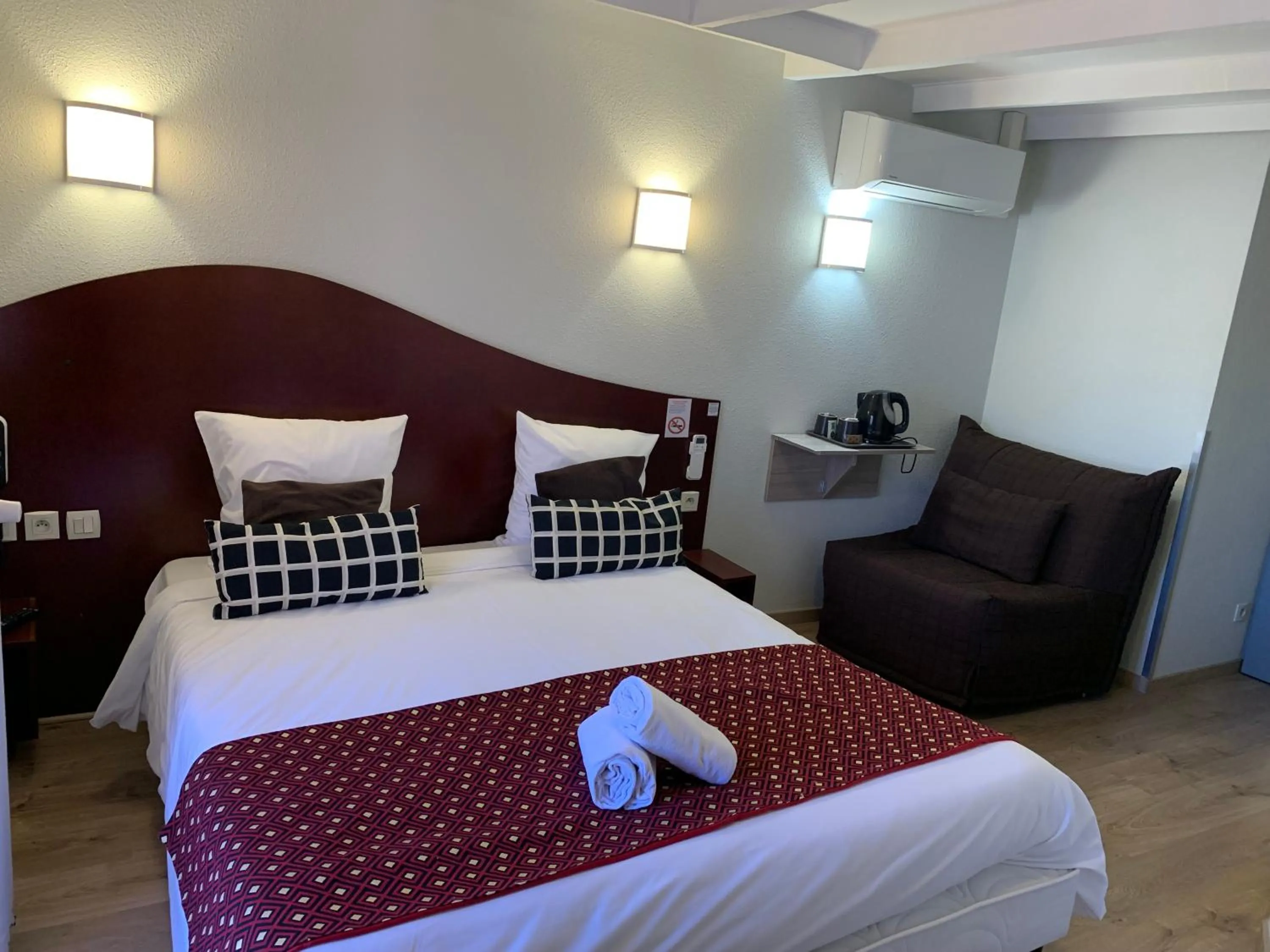 Bed in Hotel les Commercants