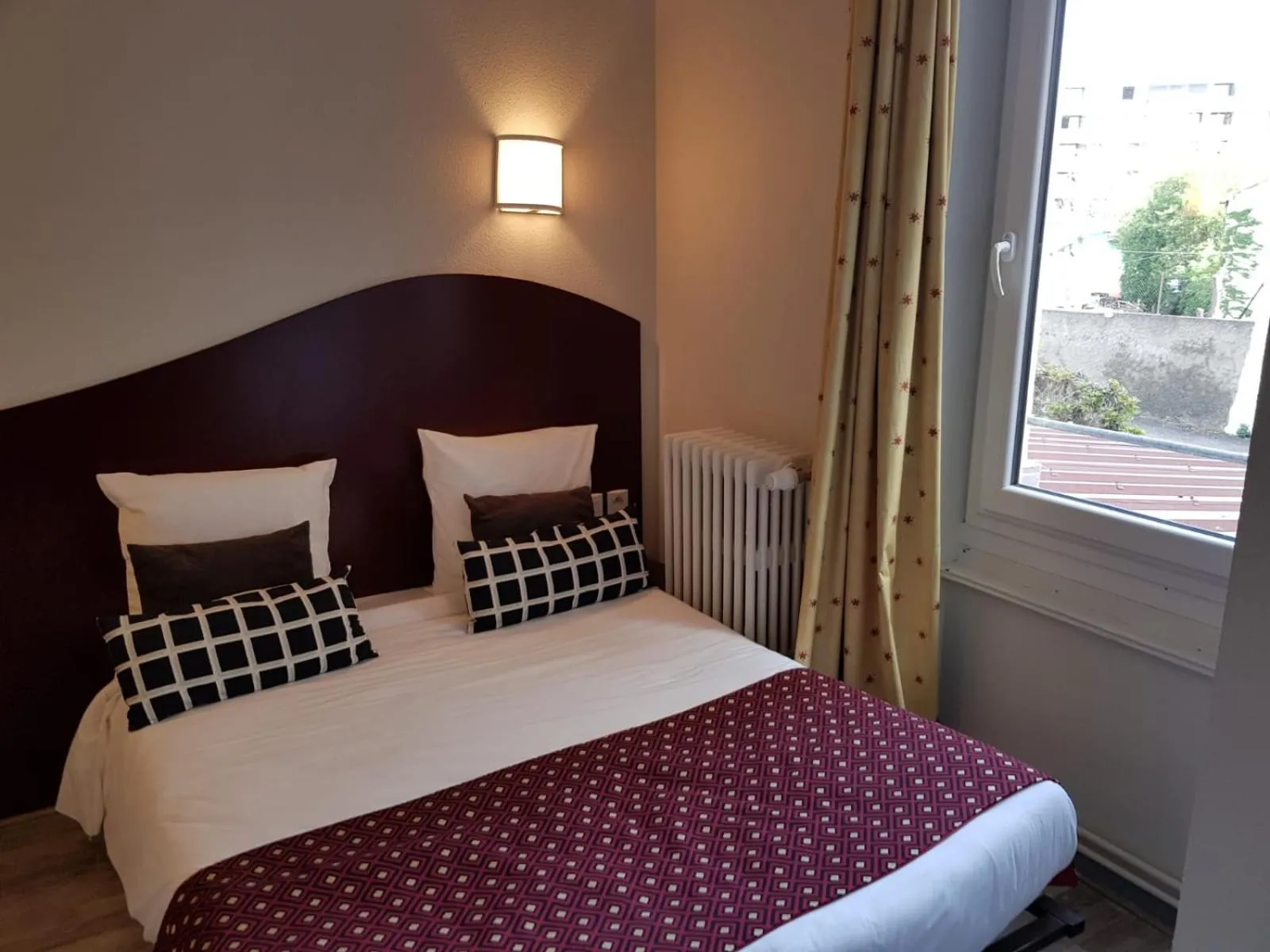 Bed in Hotel les Commercants