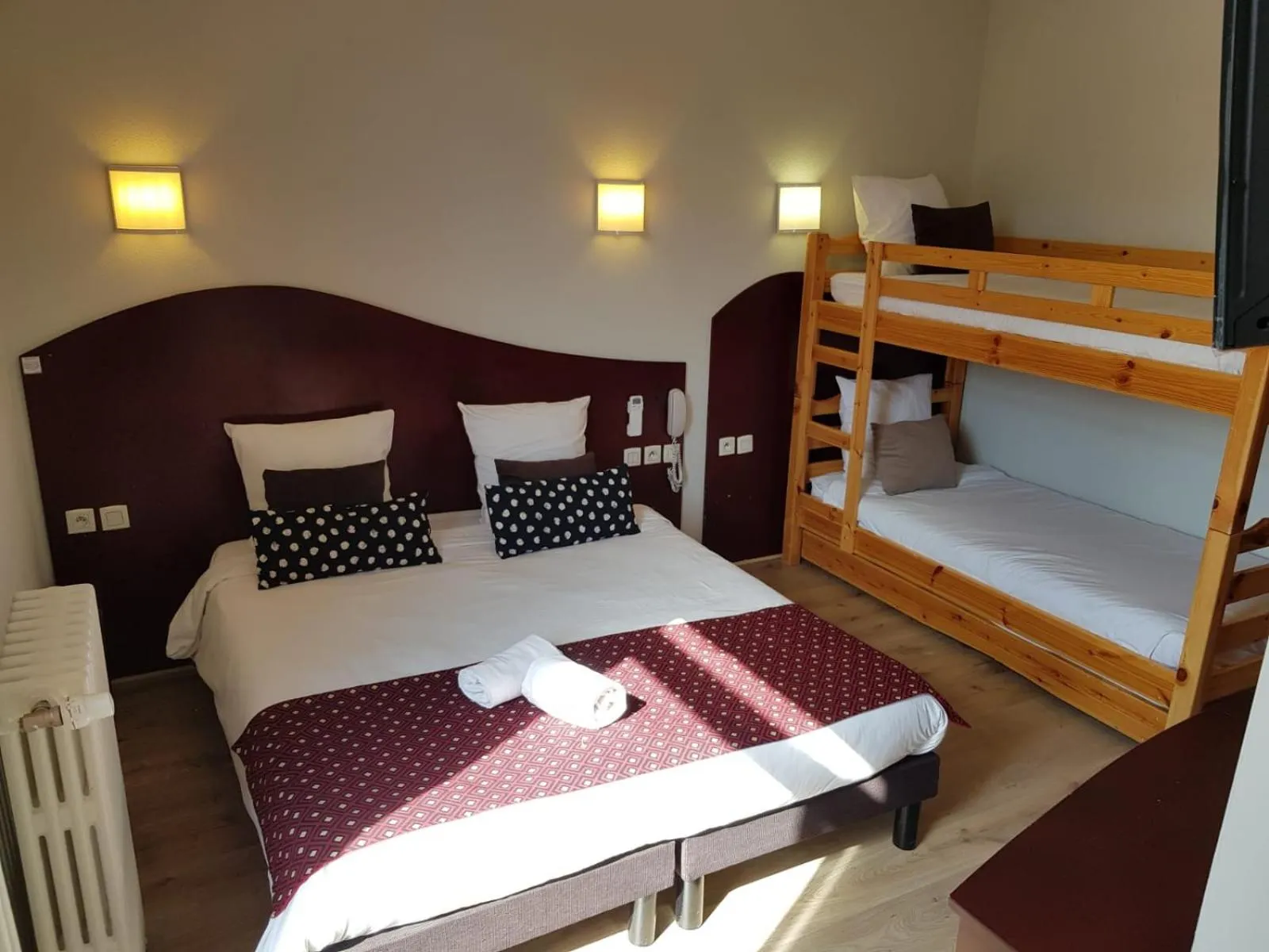 Photo of the whole room, Bed in Hotel les Commercants