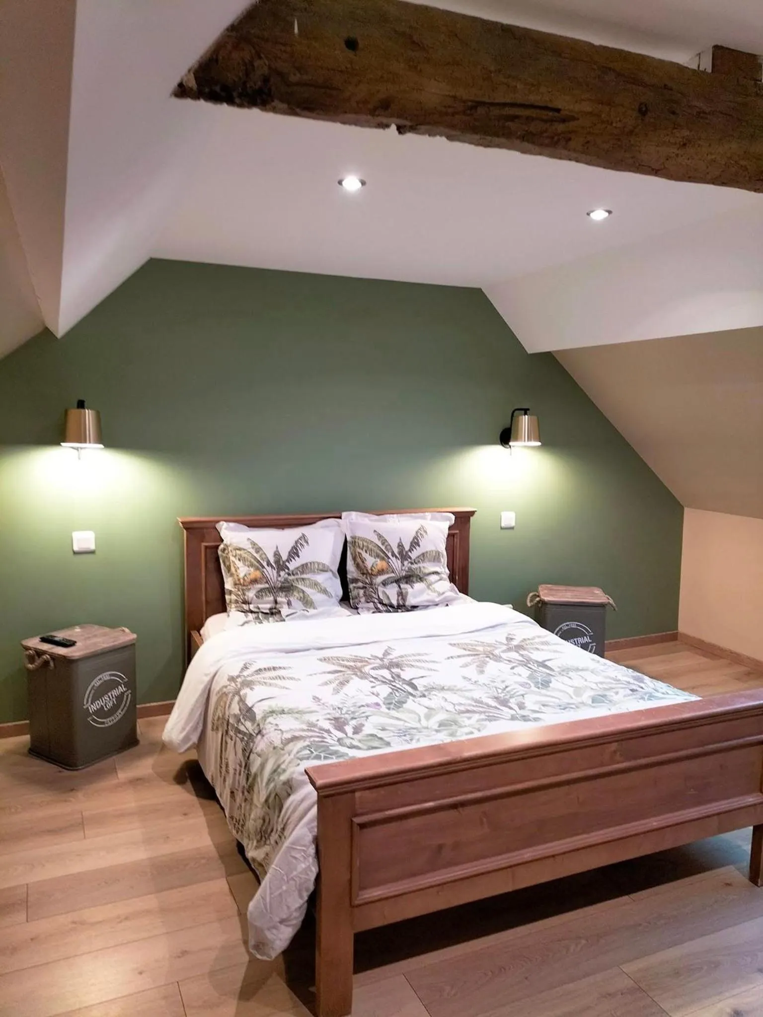 Shower, Bed in Les Chambres de Saint Hilaire