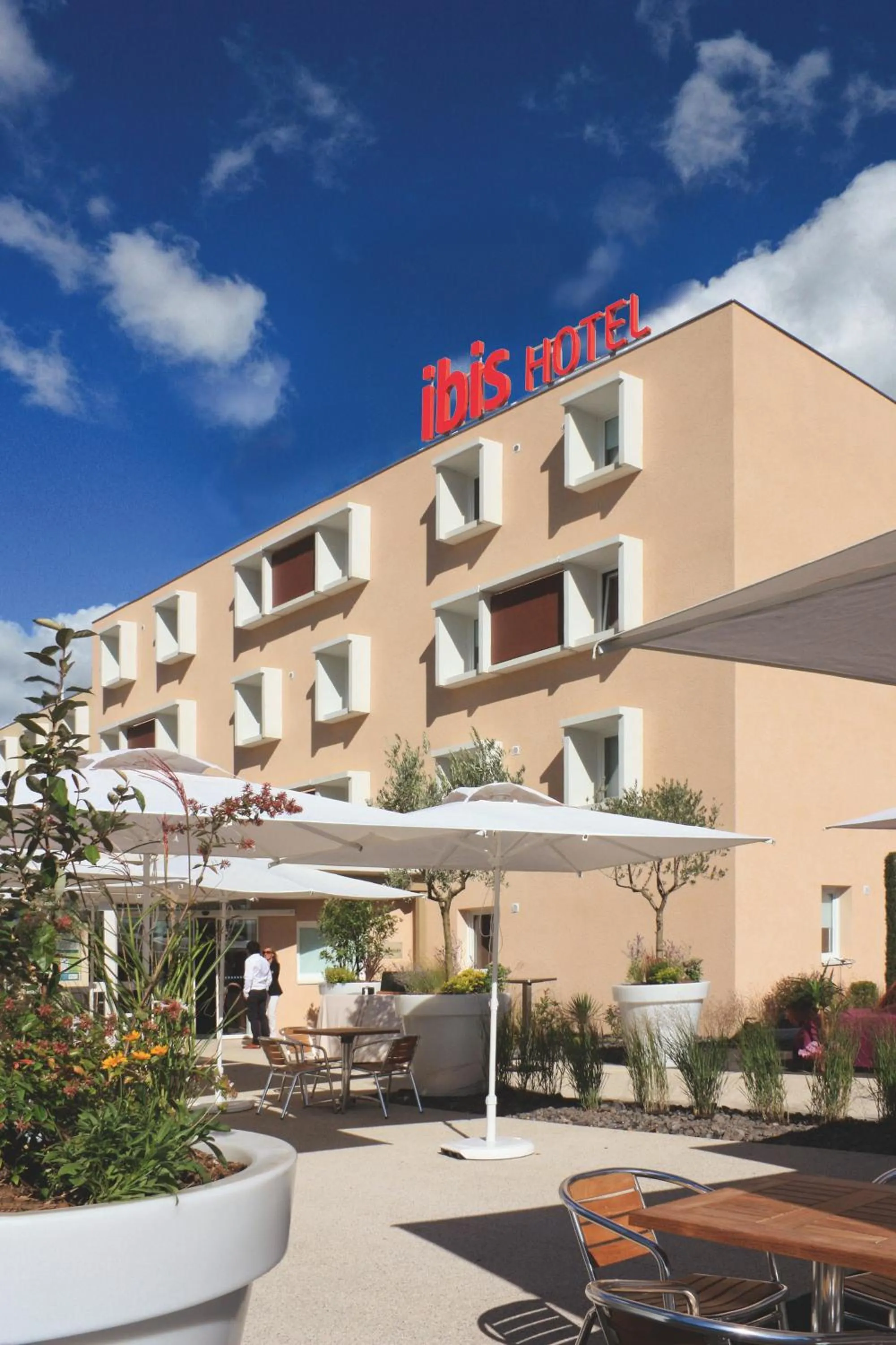 Facade/entrance in ibis Loriol Le Pouzin