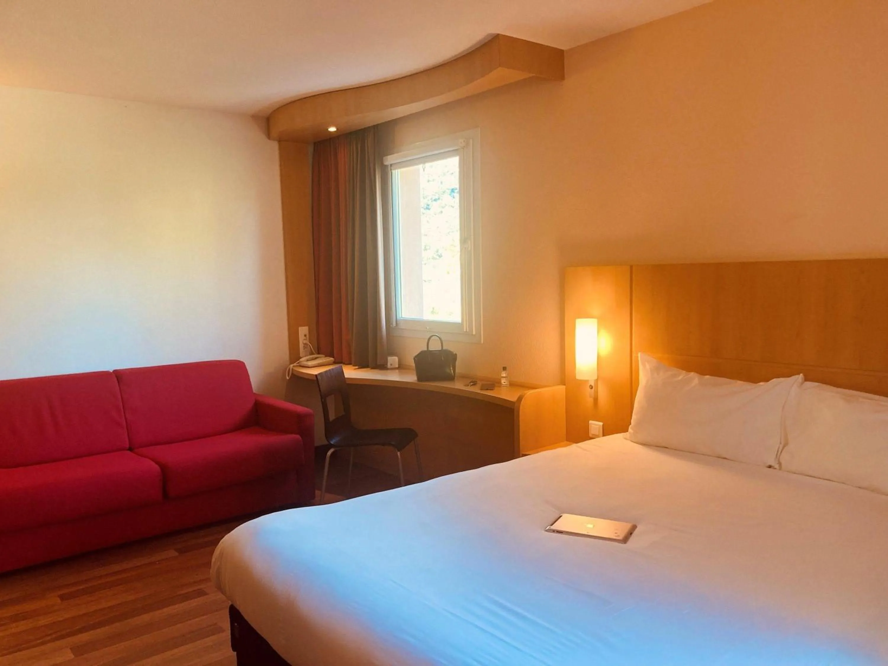Bedroom, Bed in ibis Loriol Le Pouzin