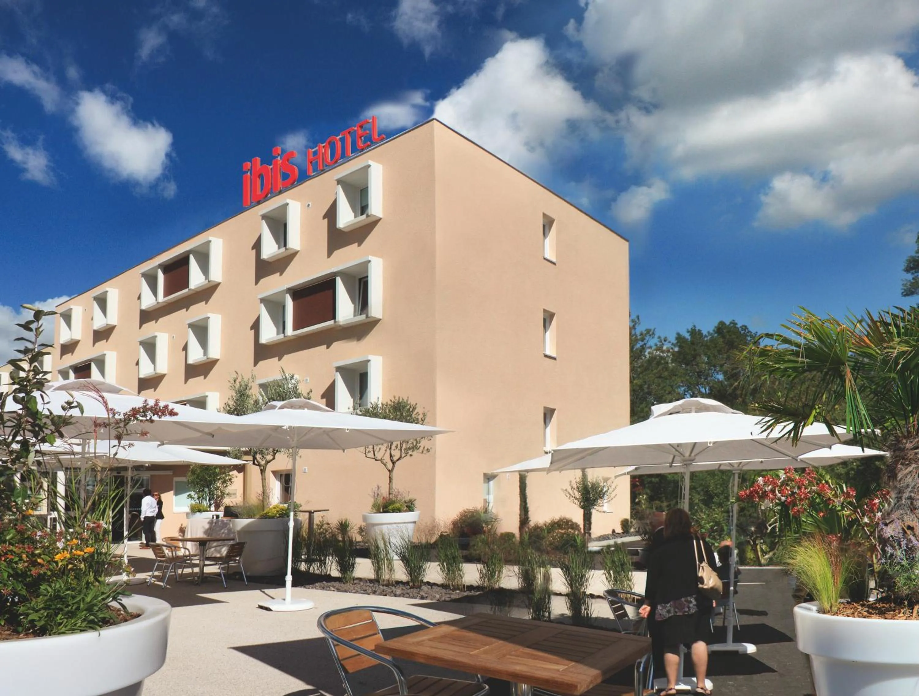 Facade/entrance in ibis Loriol Le Pouzin