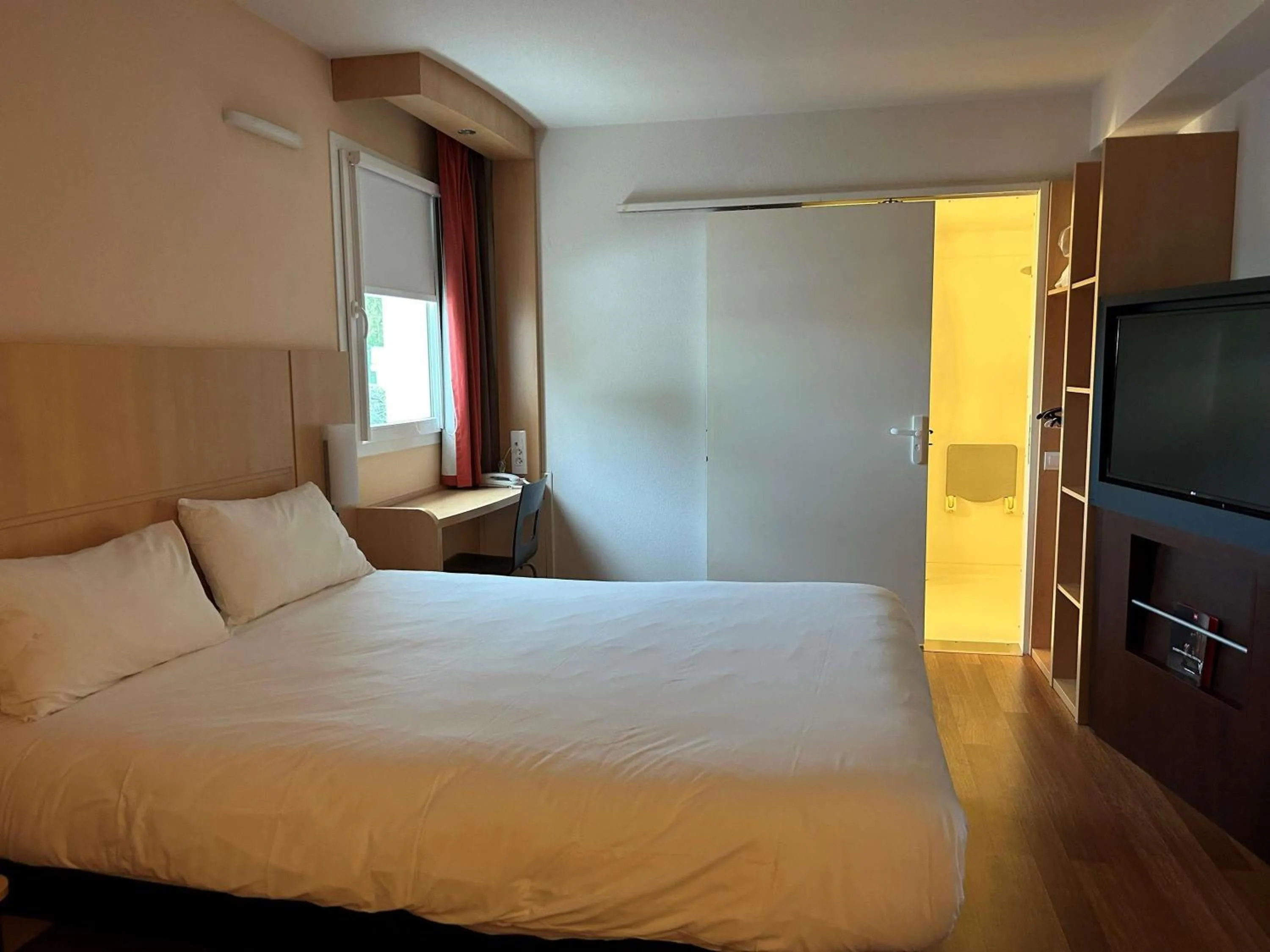 Bedroom, Bed in ibis Loriol Le Pouzin