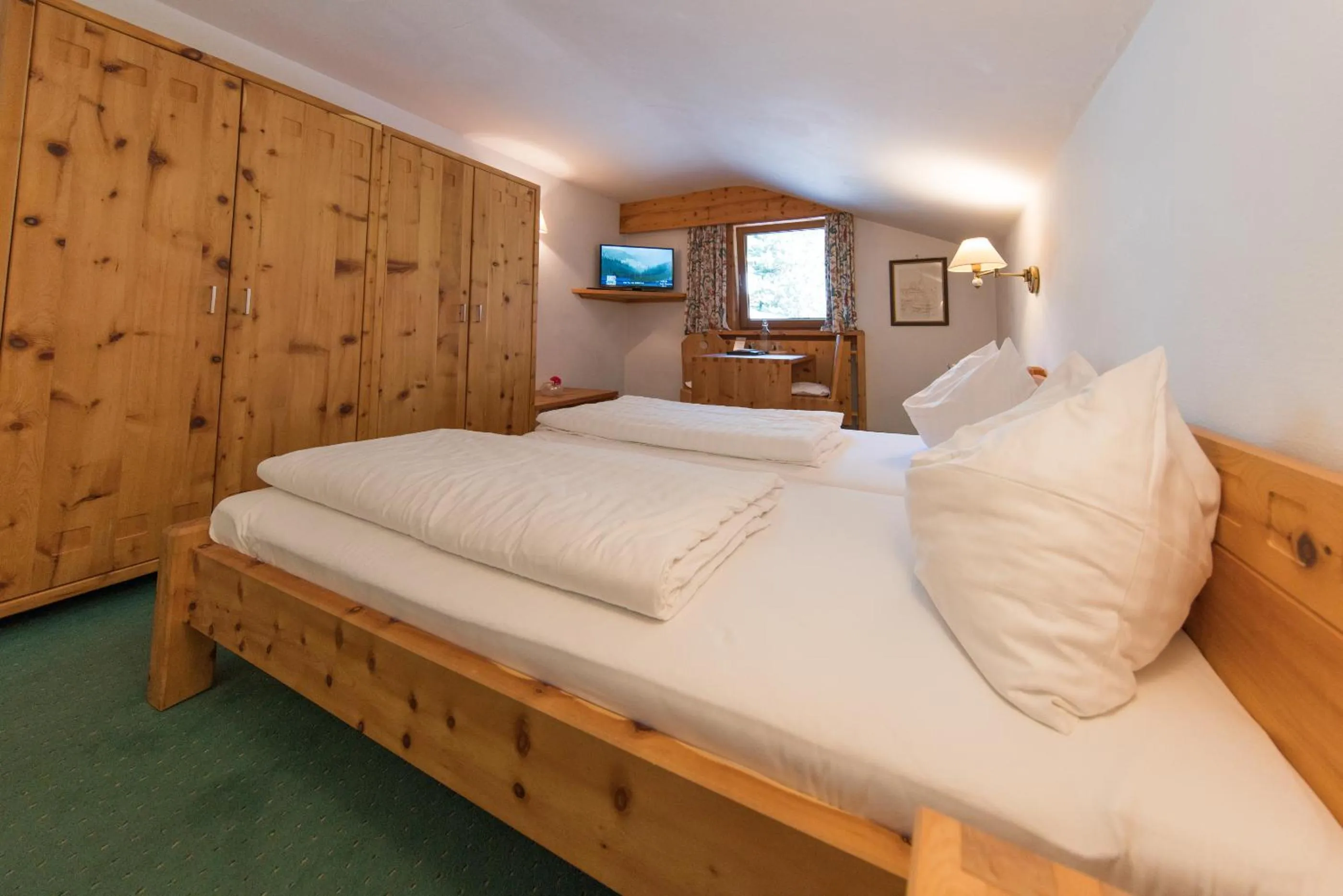 Photo of the whole room, Bed in Hotel Zur Post