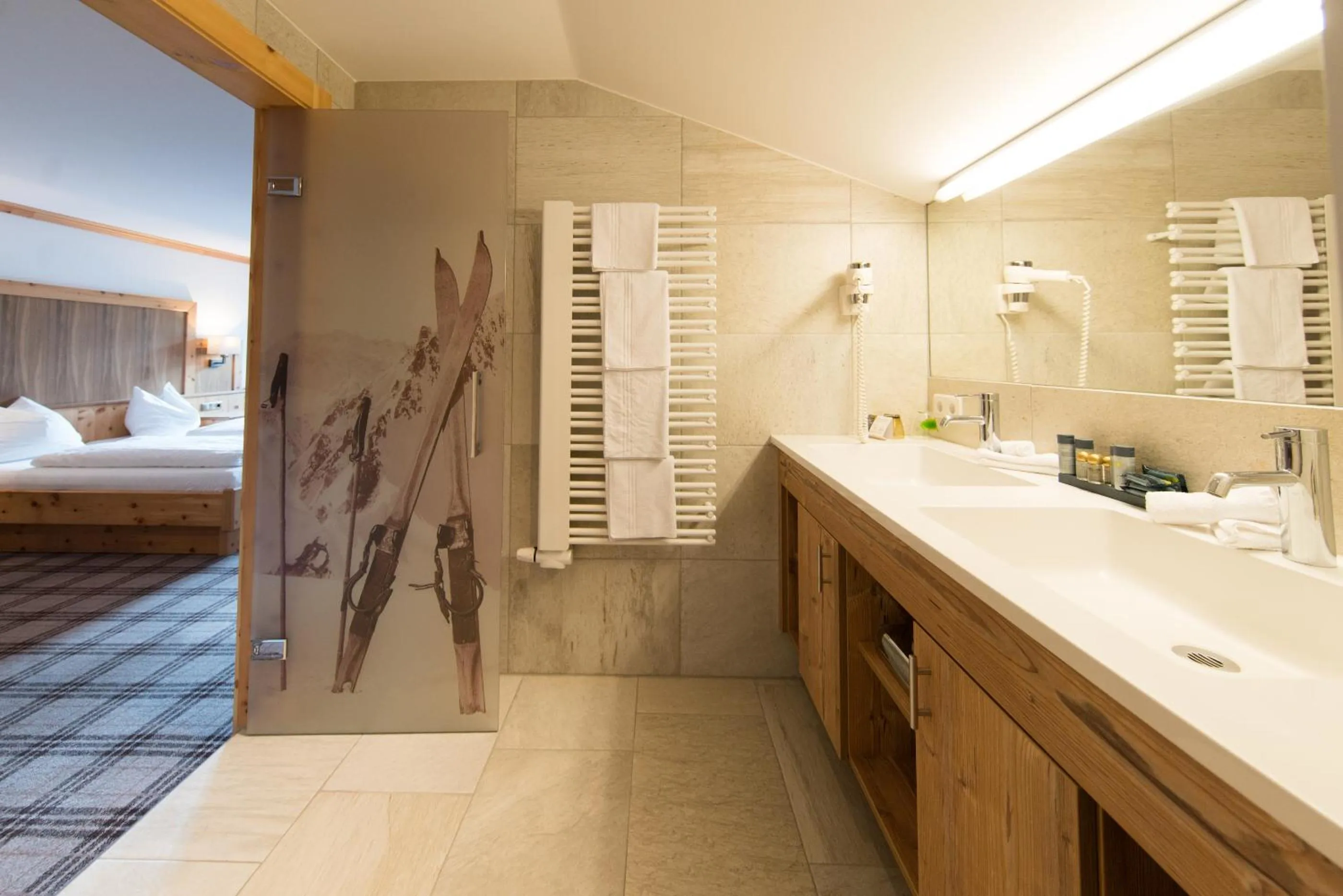 Bathroom, Bed in Hotel Zur Post