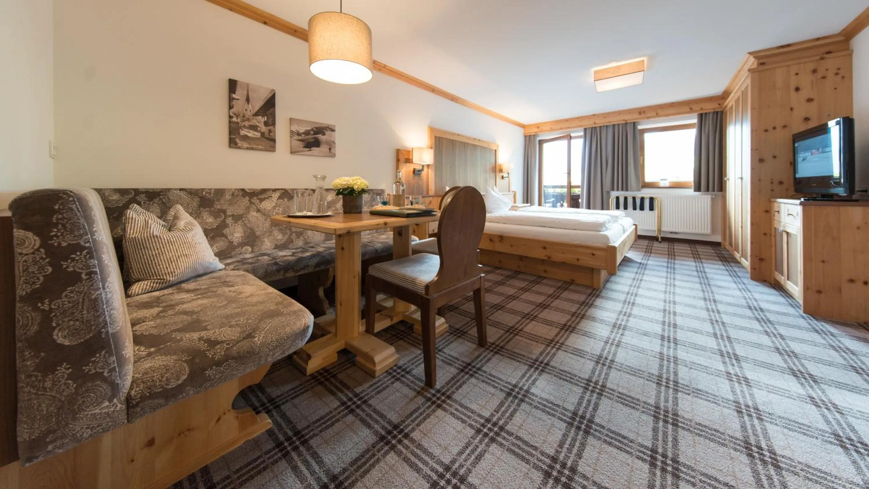 Seating area, Bed in Hotel Zur Post