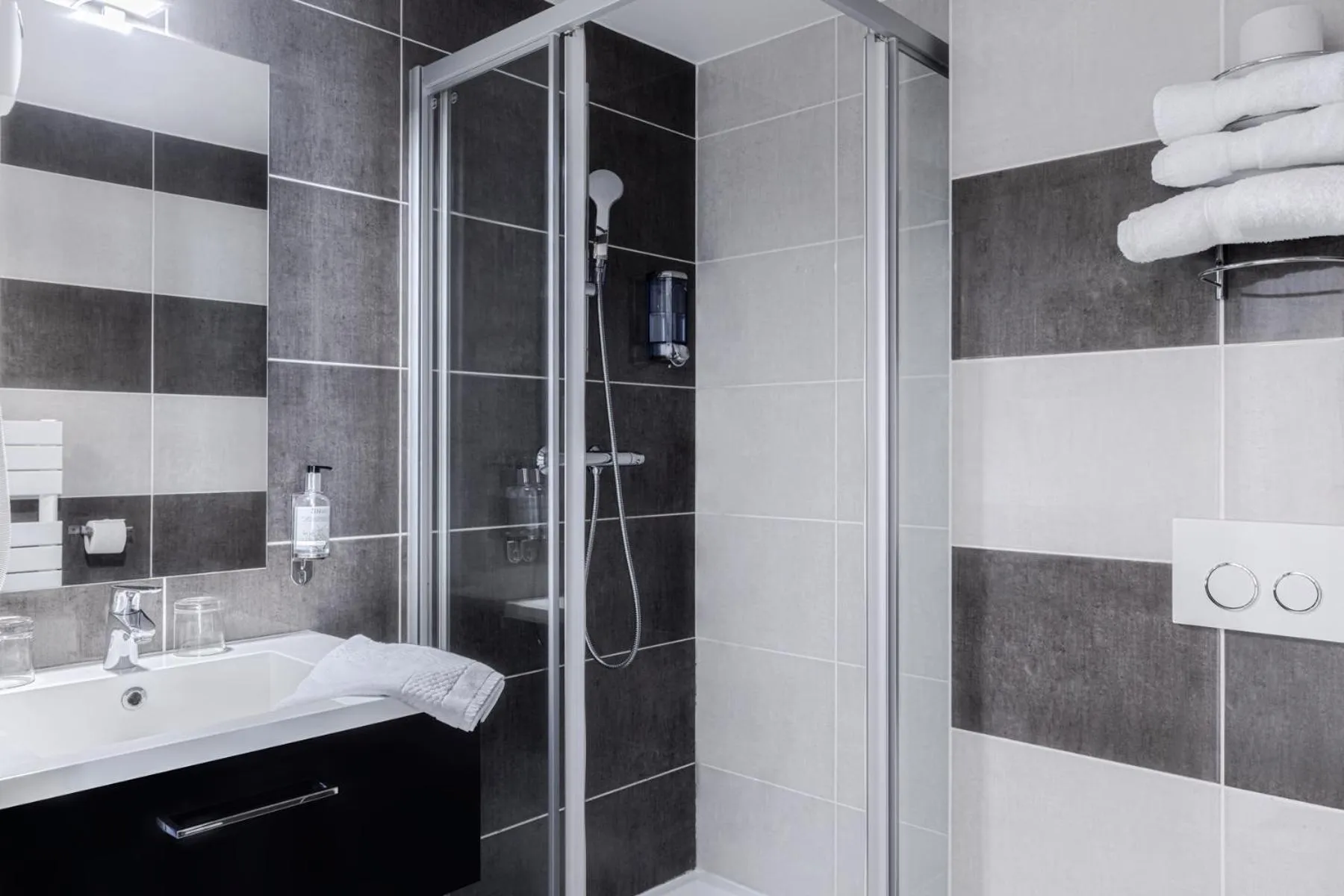 Shower in Hotel Restaurant Lesage