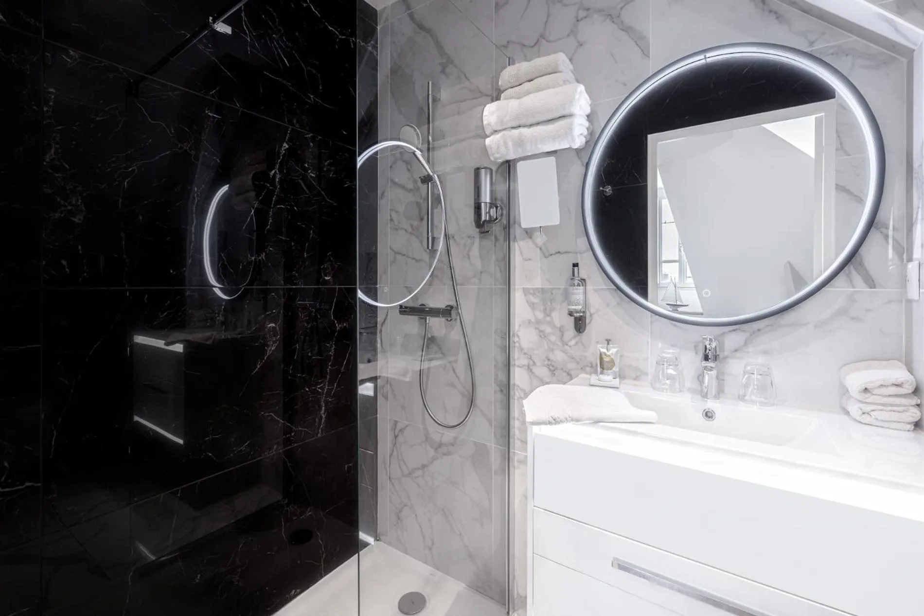 Shower in Hotel Restaurant Lesage