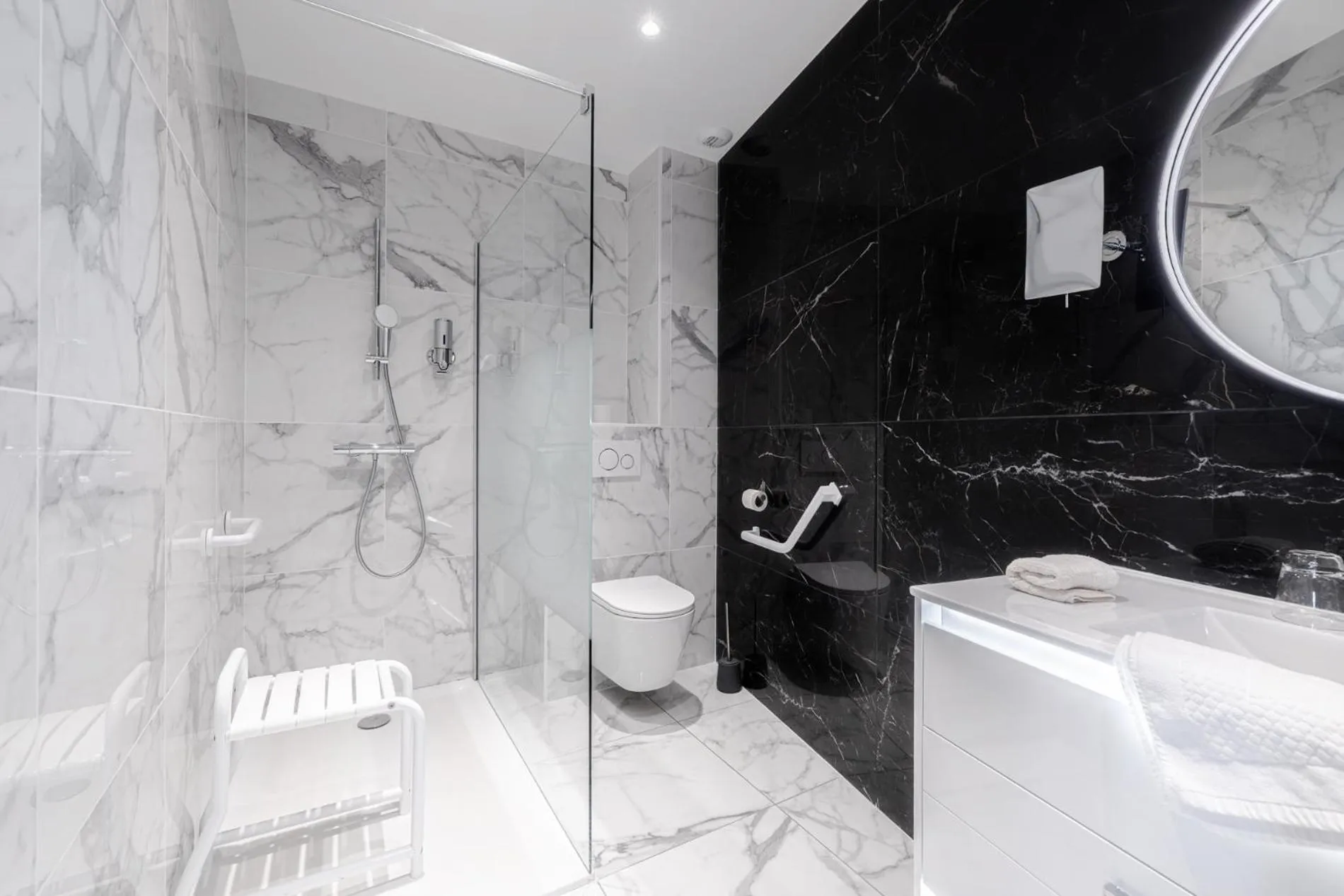 Shower in Hotel Restaurant Lesage