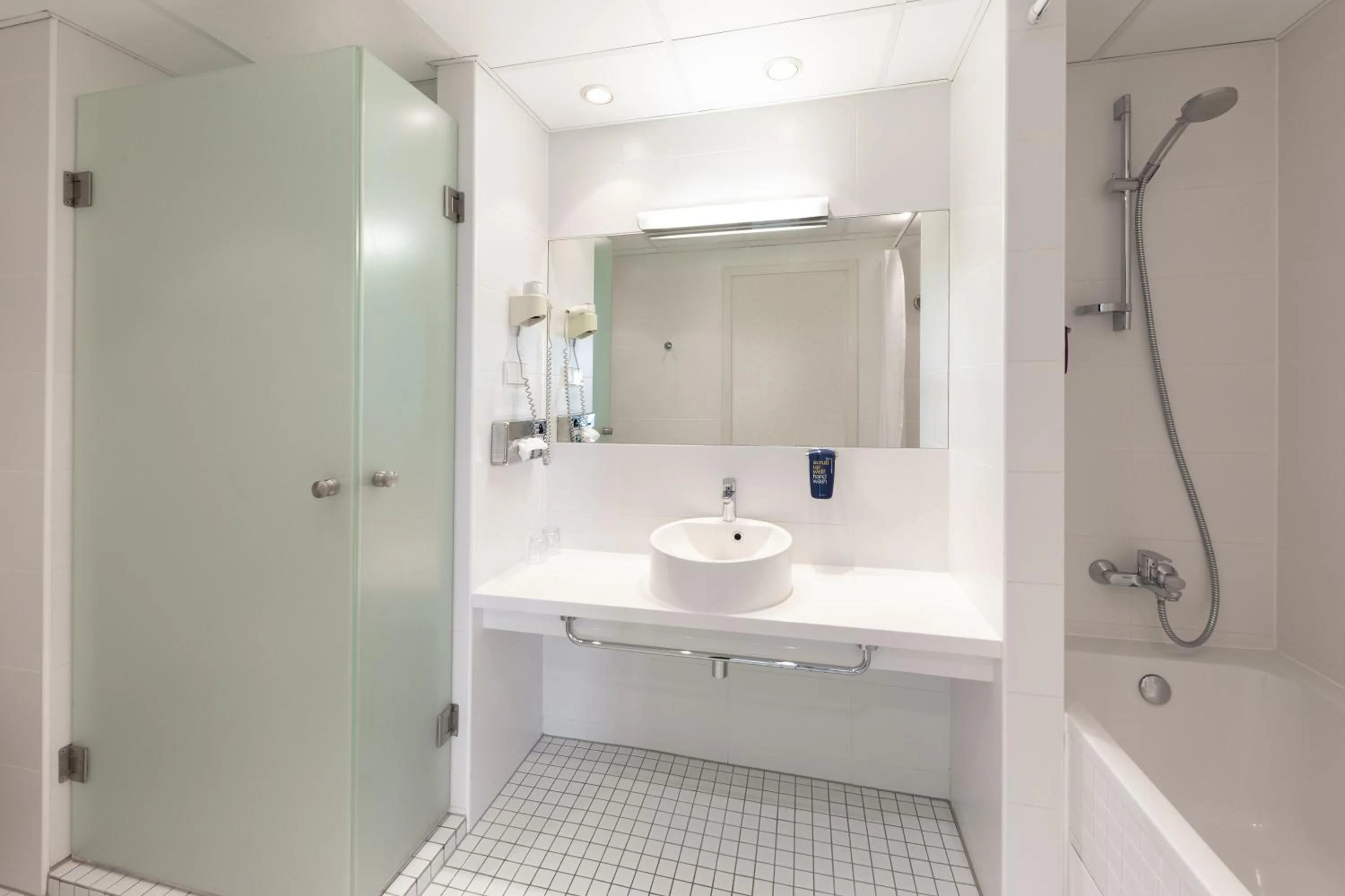 Shower in Park Inn by Radisson Meriton Conference & Spa Hotel Tallinn