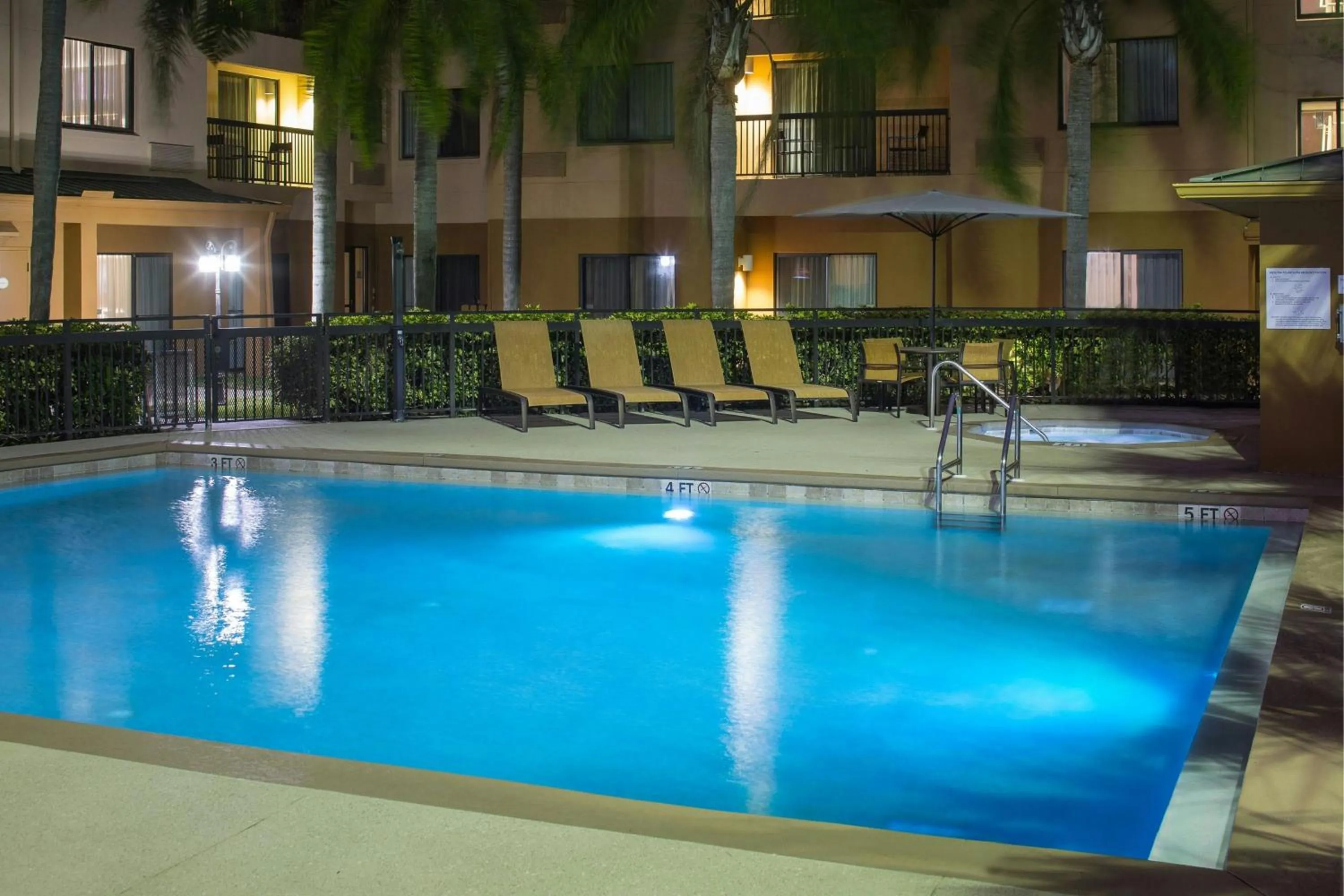 Swimming pool in Courtyard by Marriott Daytona Beach Speedway/Airport