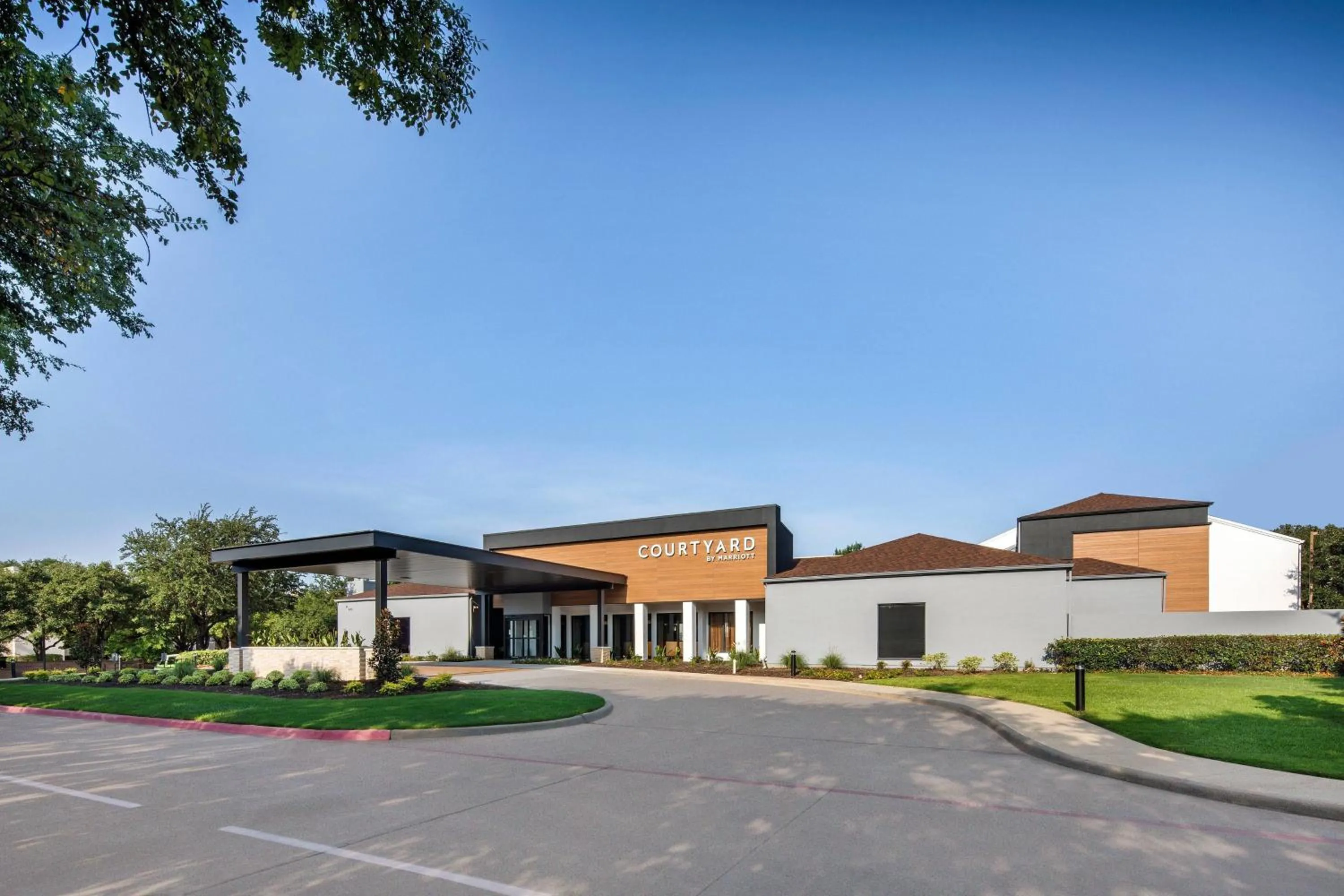 Property building in Courtyard Dallas Addison Midway