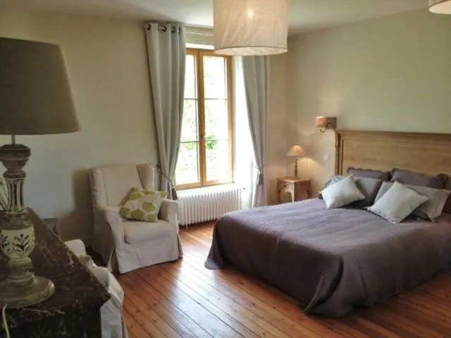 Photo of the whole room in Le Grand Arbre