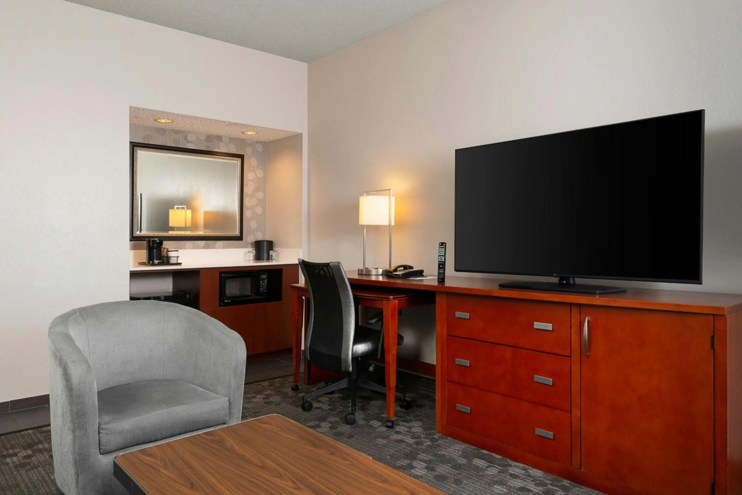 Photo of the whole room in Courtyard by Marriott Dallas-Fort Worth/Bedford