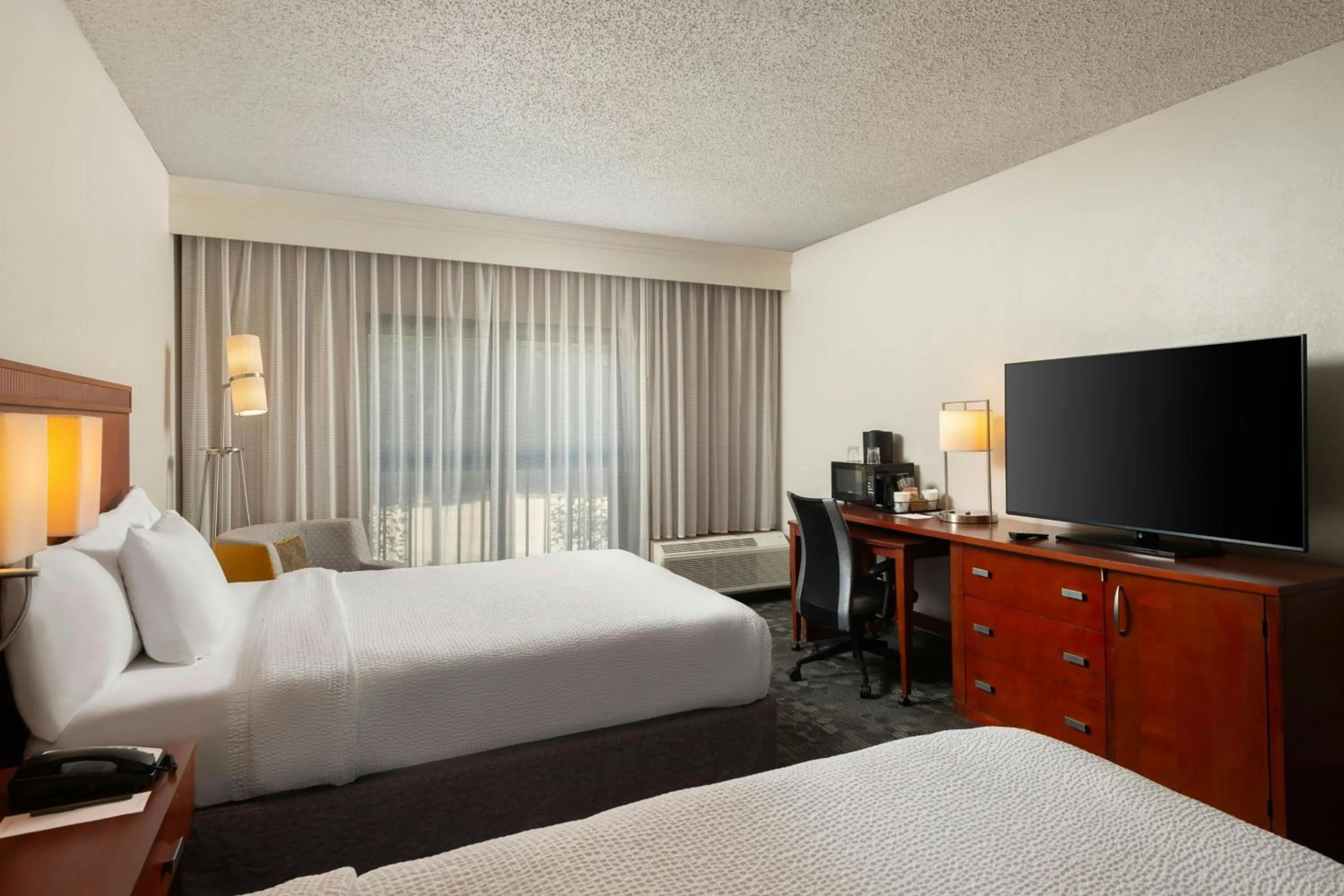 Photo of the whole room, Bed in Courtyard by Marriott Dallas-Fort Worth/Bedford