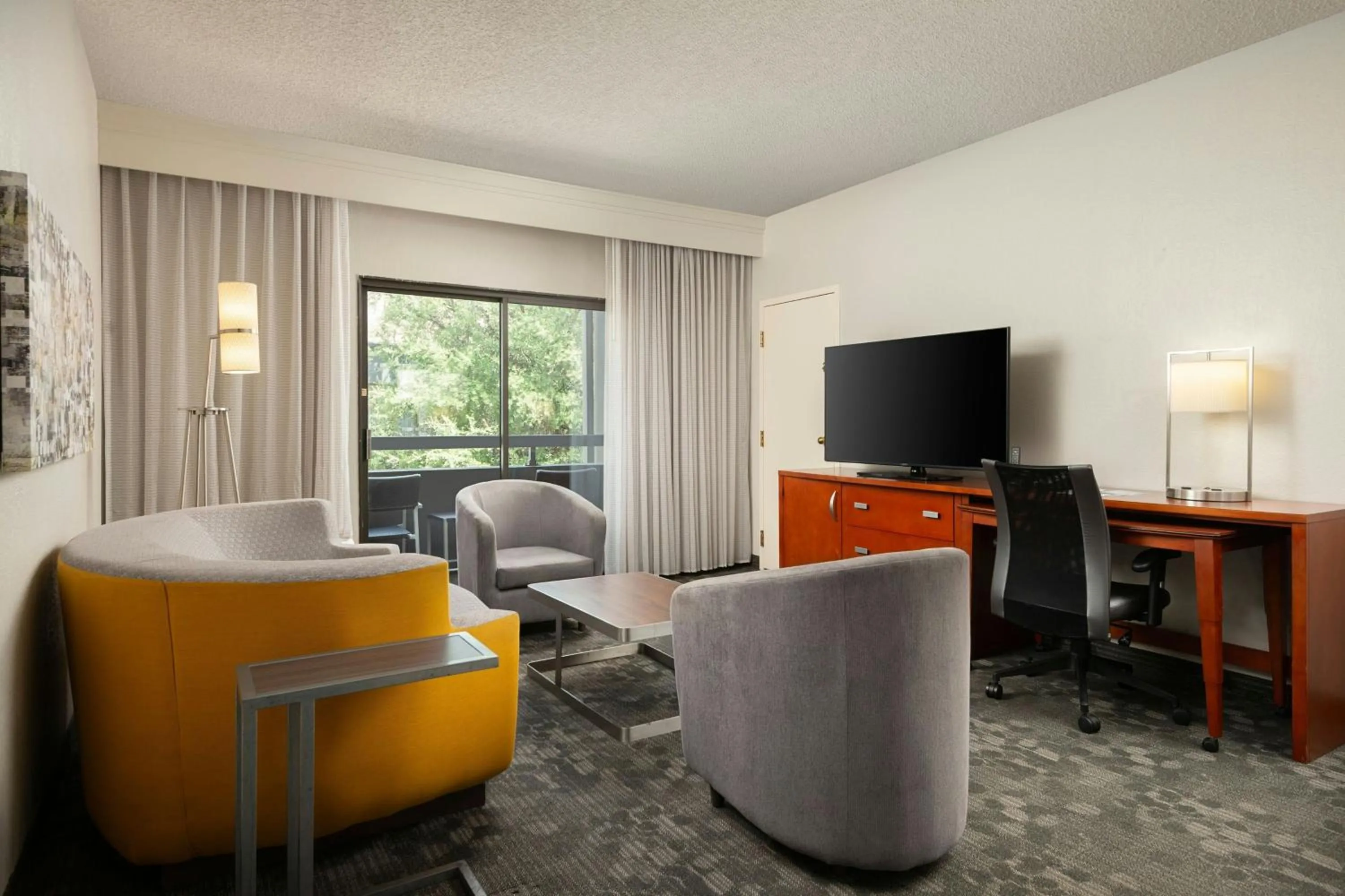 Photo of the whole room in Courtyard by Marriott Dallas-Fort Worth/Bedford