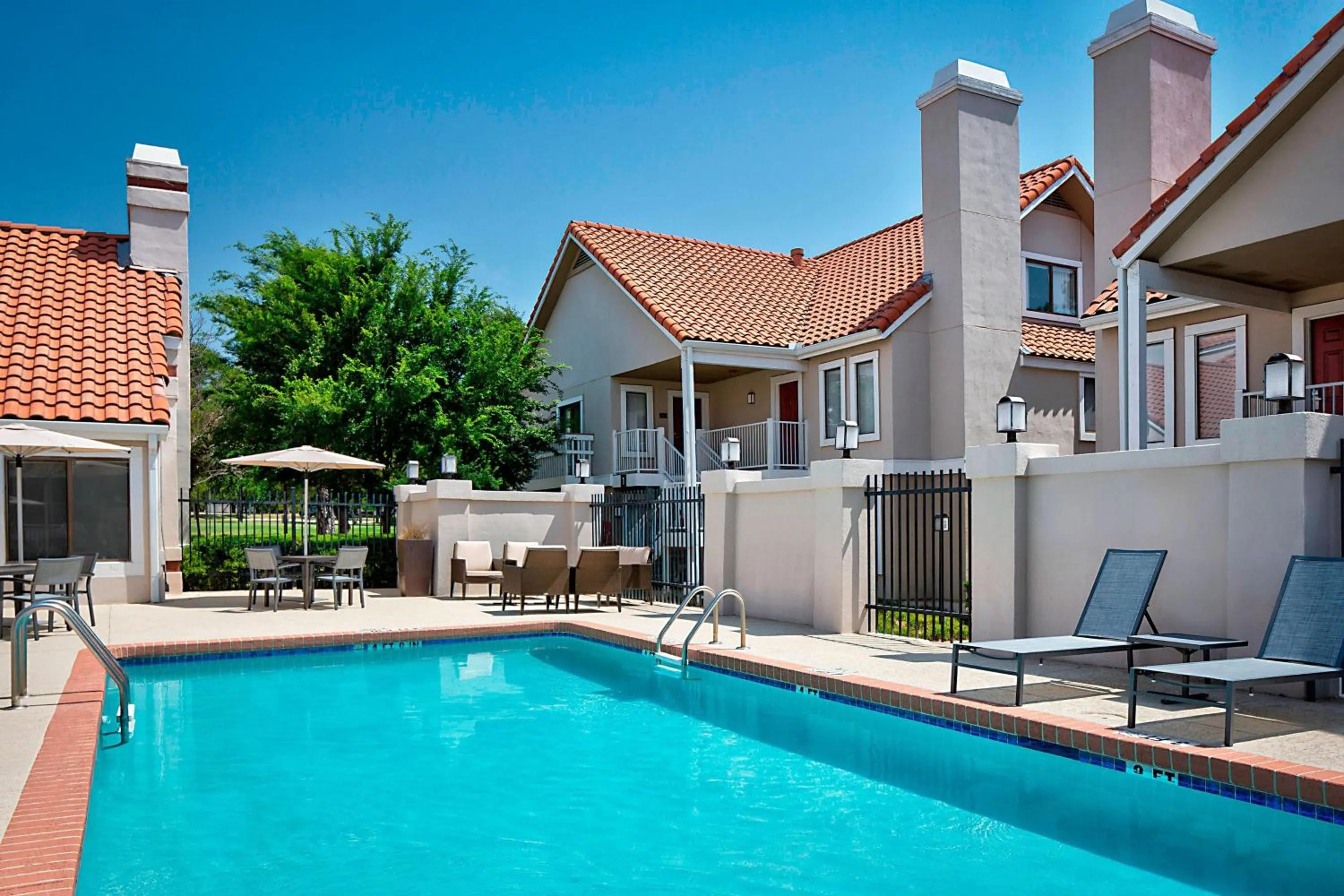Swimming pool in Residence Inn Dallas Las Colinas