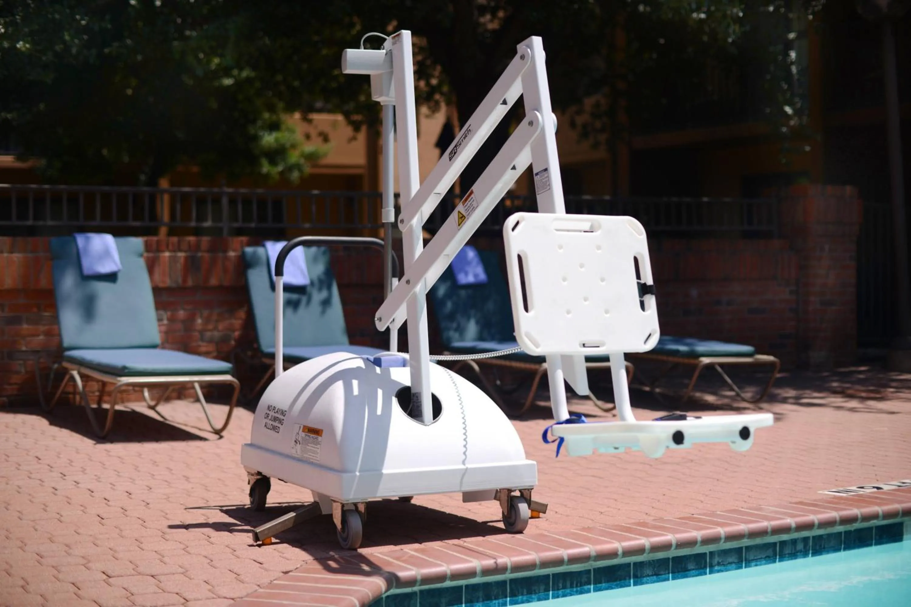 Swimming pool in Courtyard Dallas Las Colinas