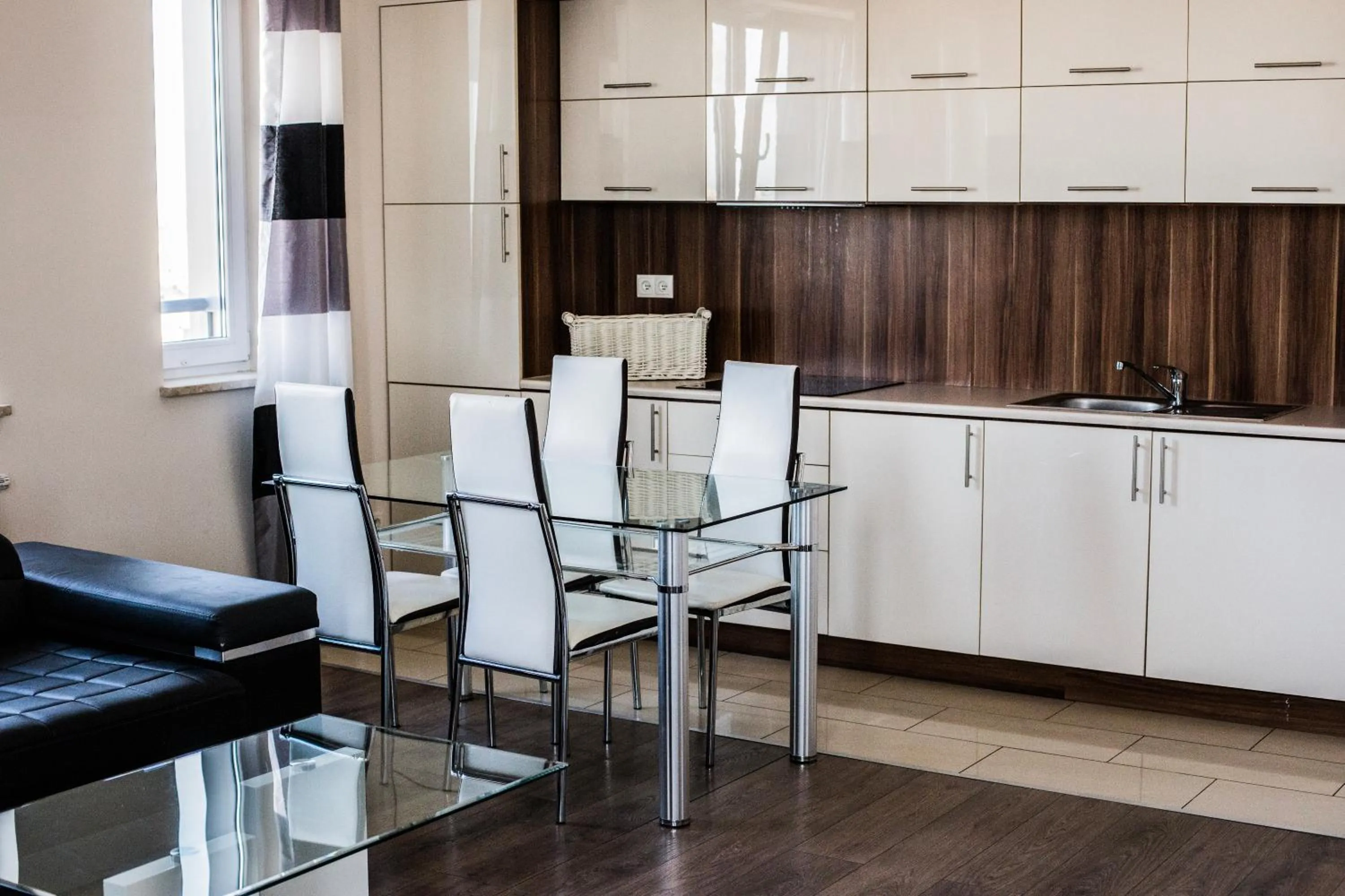 Kitchen or kitchenette in Senator Warsaw Apartments