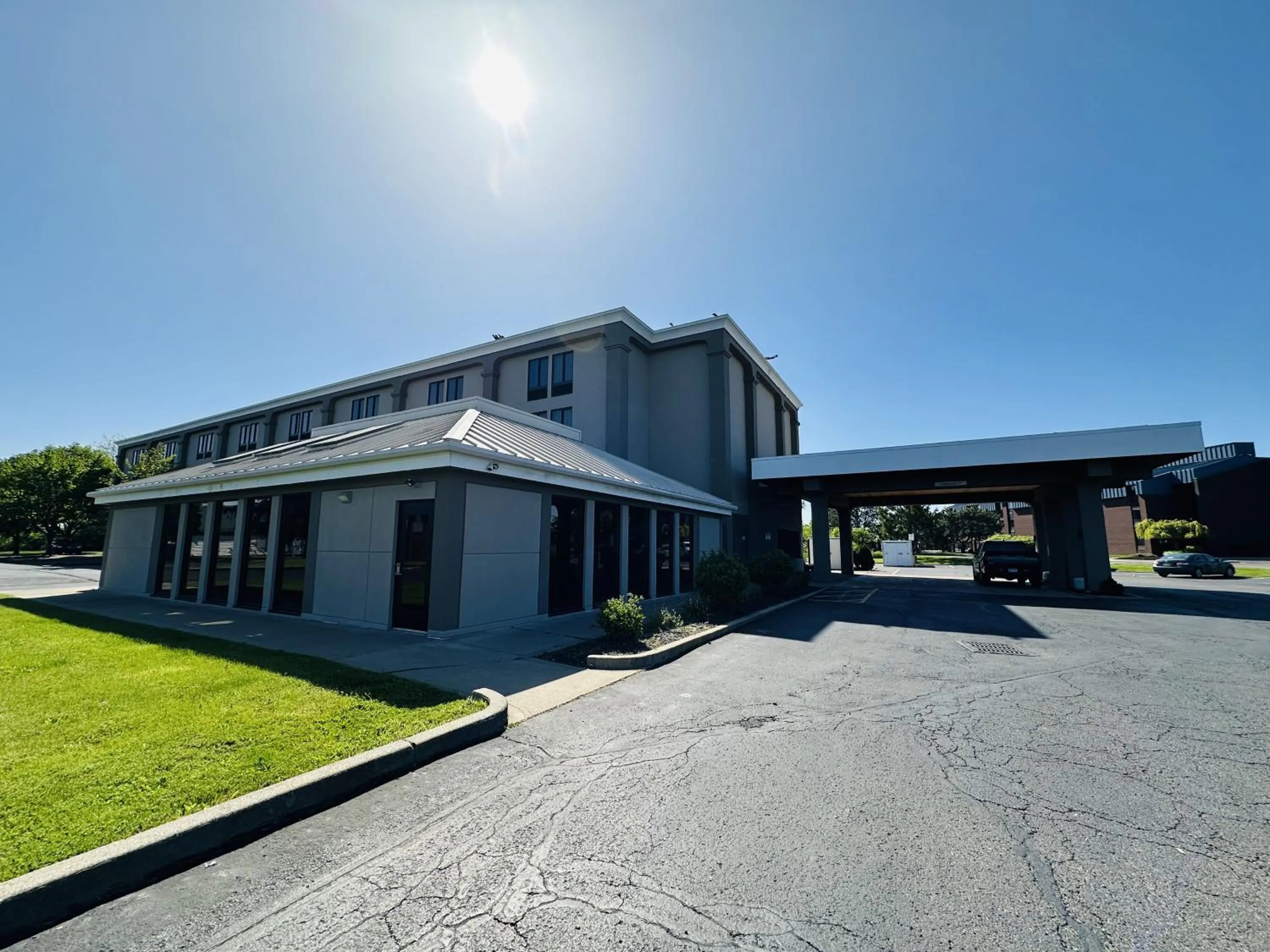 Property building in Country Inn & Suites by Radisson, Canton near Hall of Fame