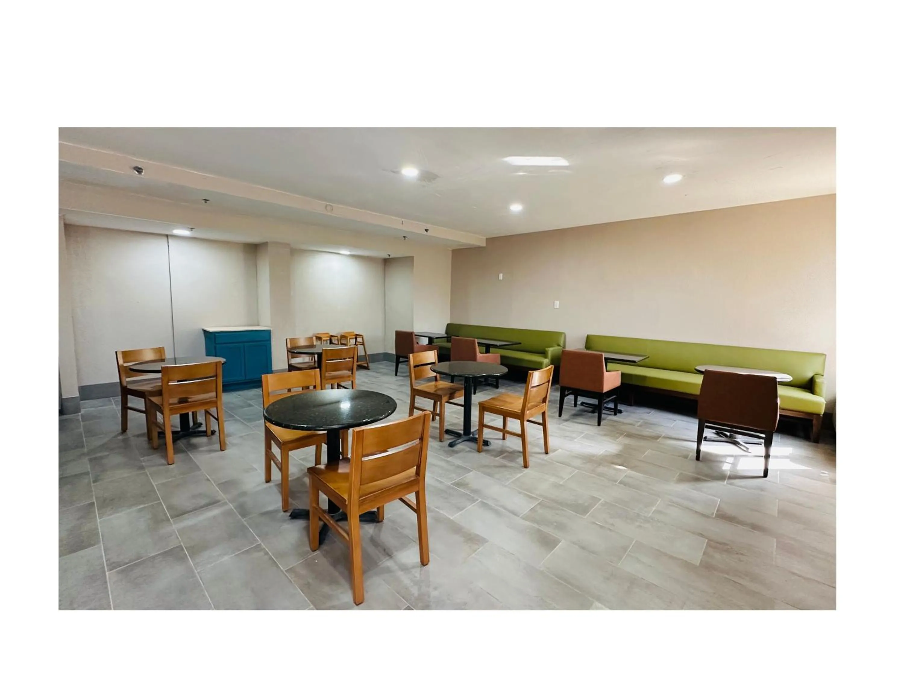 Breakfast in Country Inn & Suites by Radisson, Canton near Hall of Fame