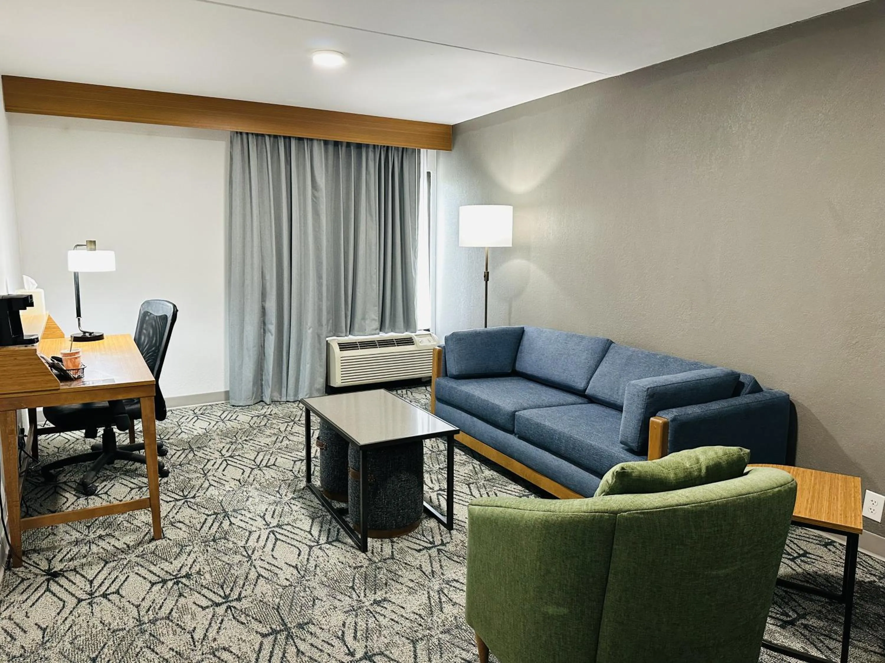 Living room in Country Inn & Suites by Radisson, Canton near Hall of Fame