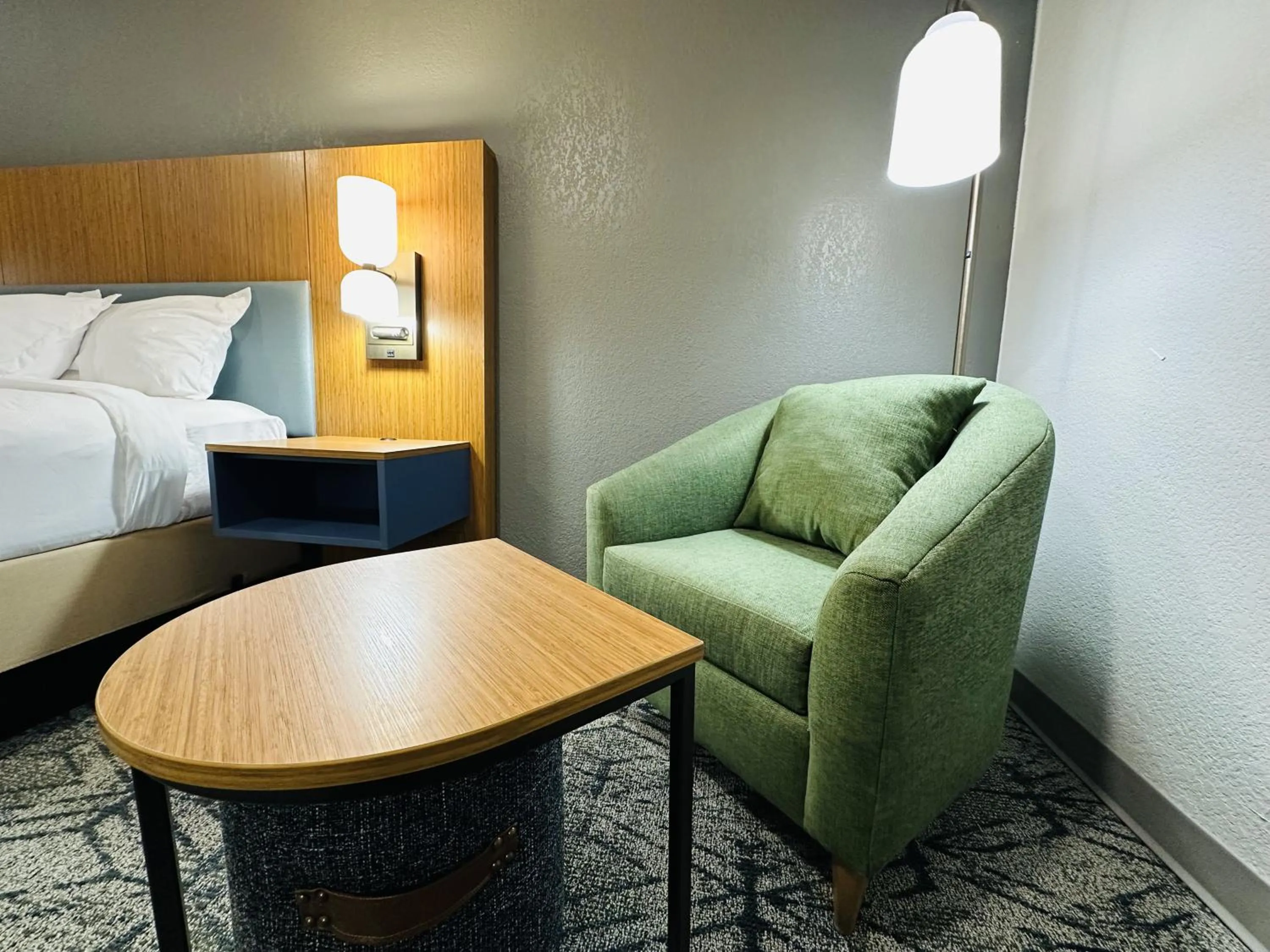 Seating area in Country Inn & Suites by Radisson, Canton near Hall of Fame