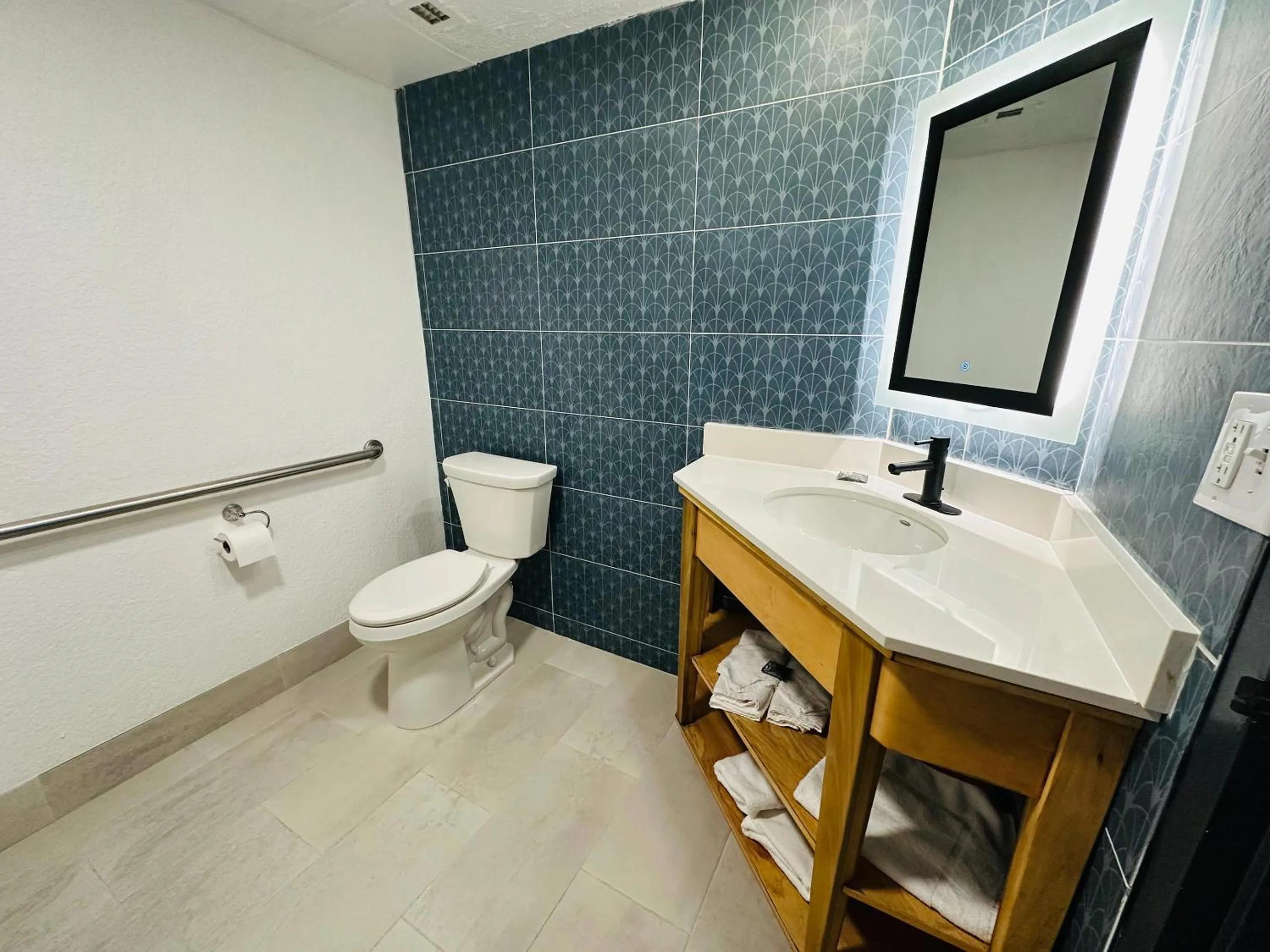 Bedroom in Country Inn & Suites by Radisson, Canton near Hall of Fame