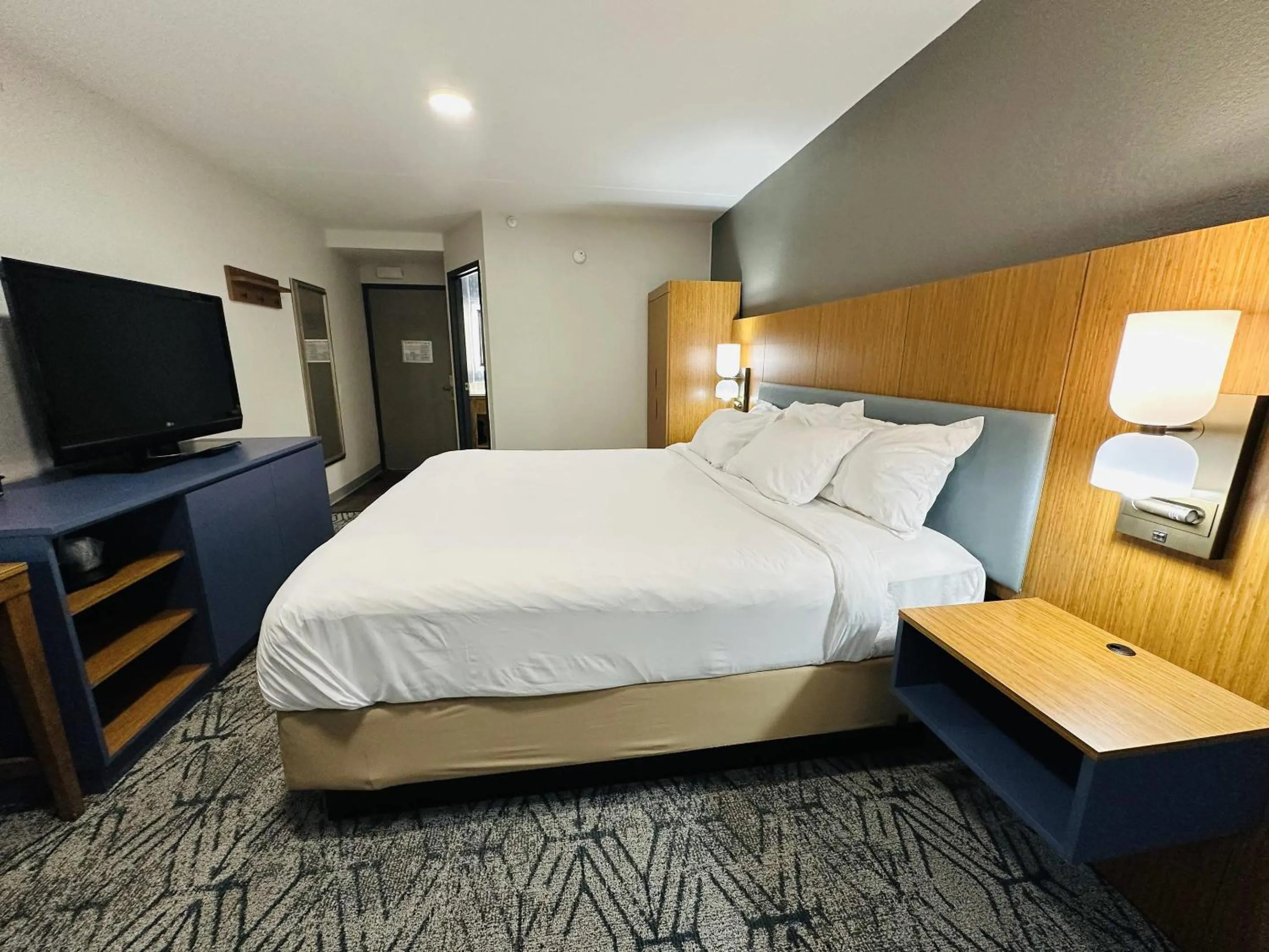 Bedroom in Country Inn & Suites by Radisson, Canton near Hall of Fame
