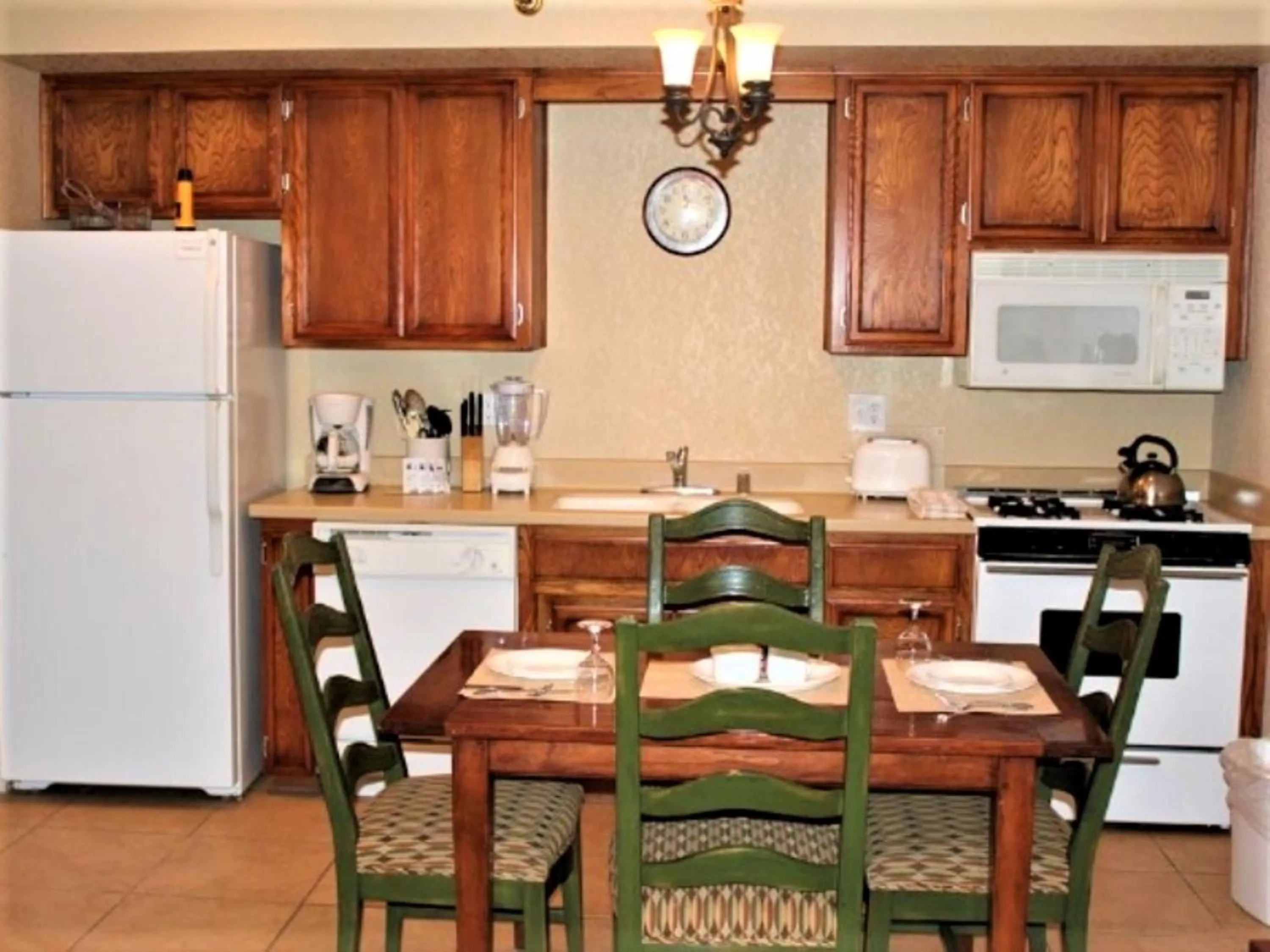 Kitchen or kitchenette in Snow Lake Lodge