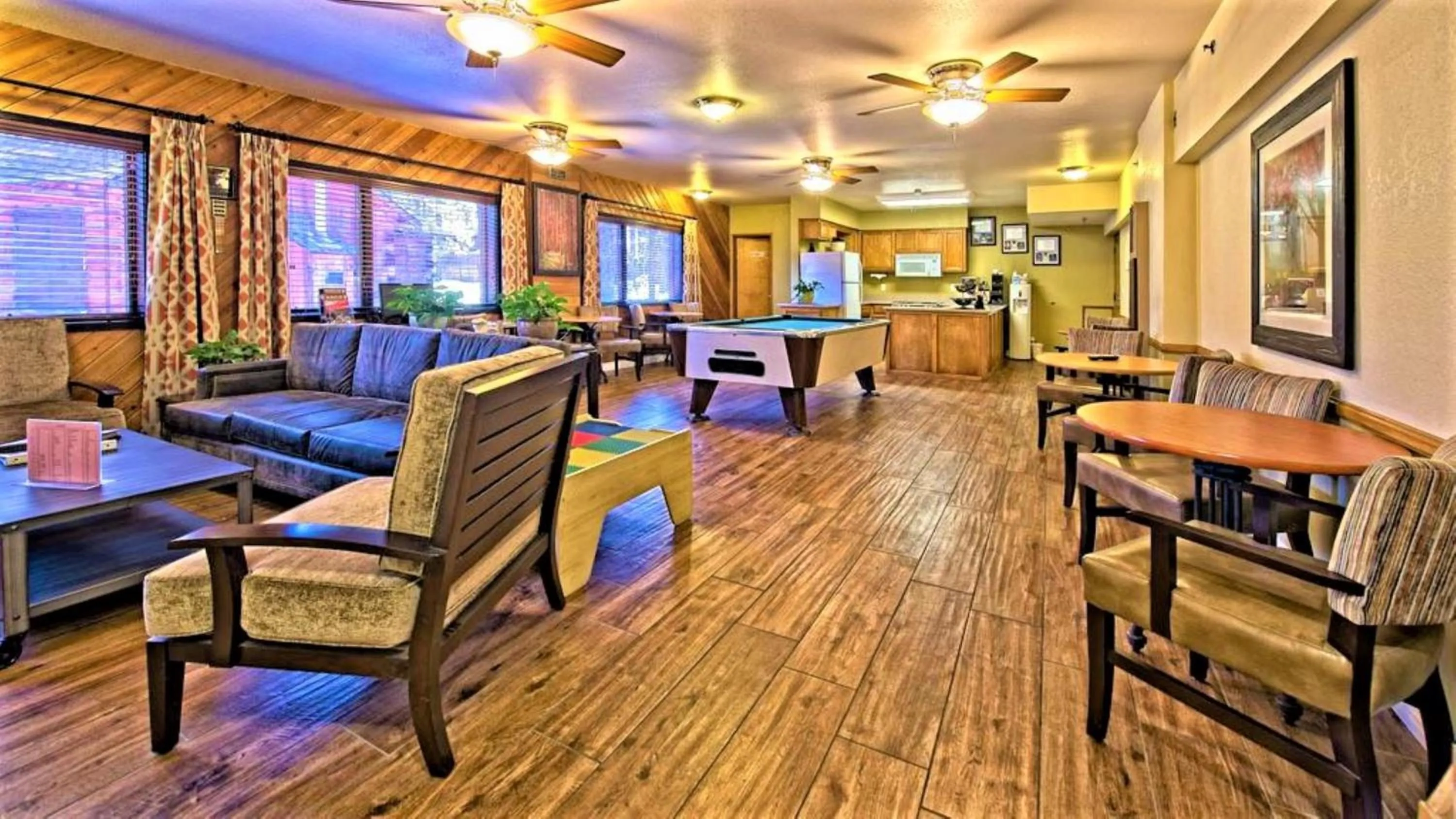 Communal lounge/ TV room in Snow Lake Lodge