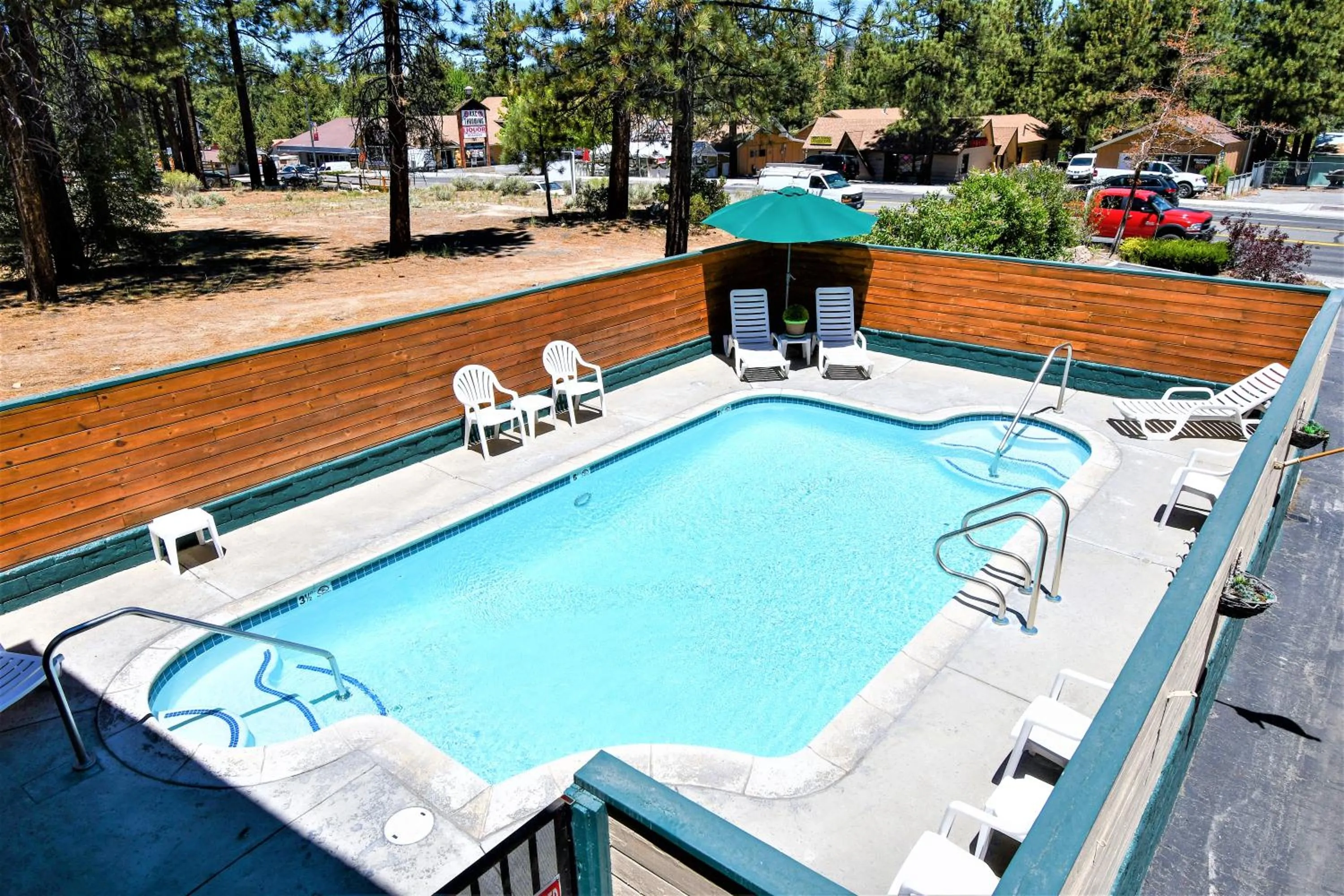 Swimming pool in Snow Lake Lodge