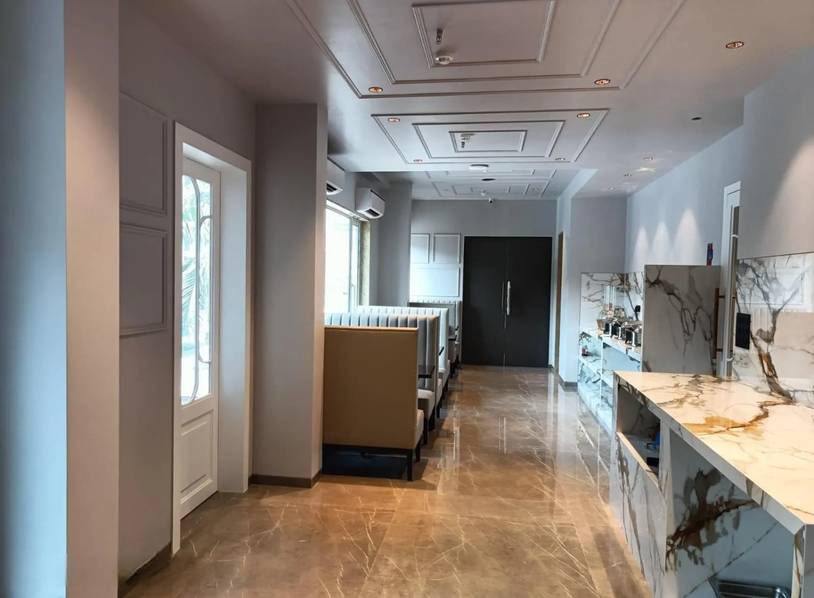 Restaurant/places to eat in J Hotel - J ESVI