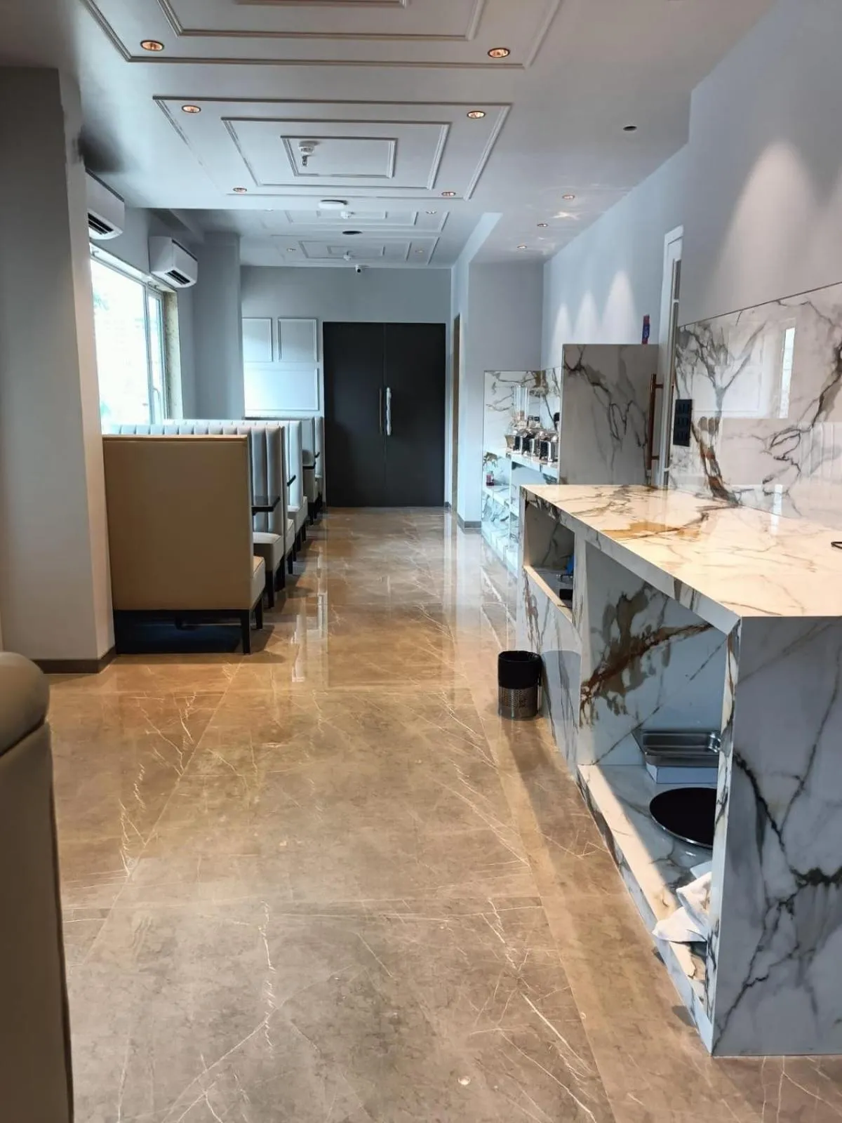 Restaurant/places to eat in J Hotel - J ESVI