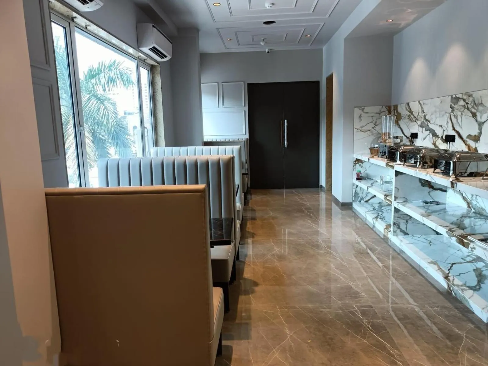 Restaurant/places to eat in J Hotel - J ESVI