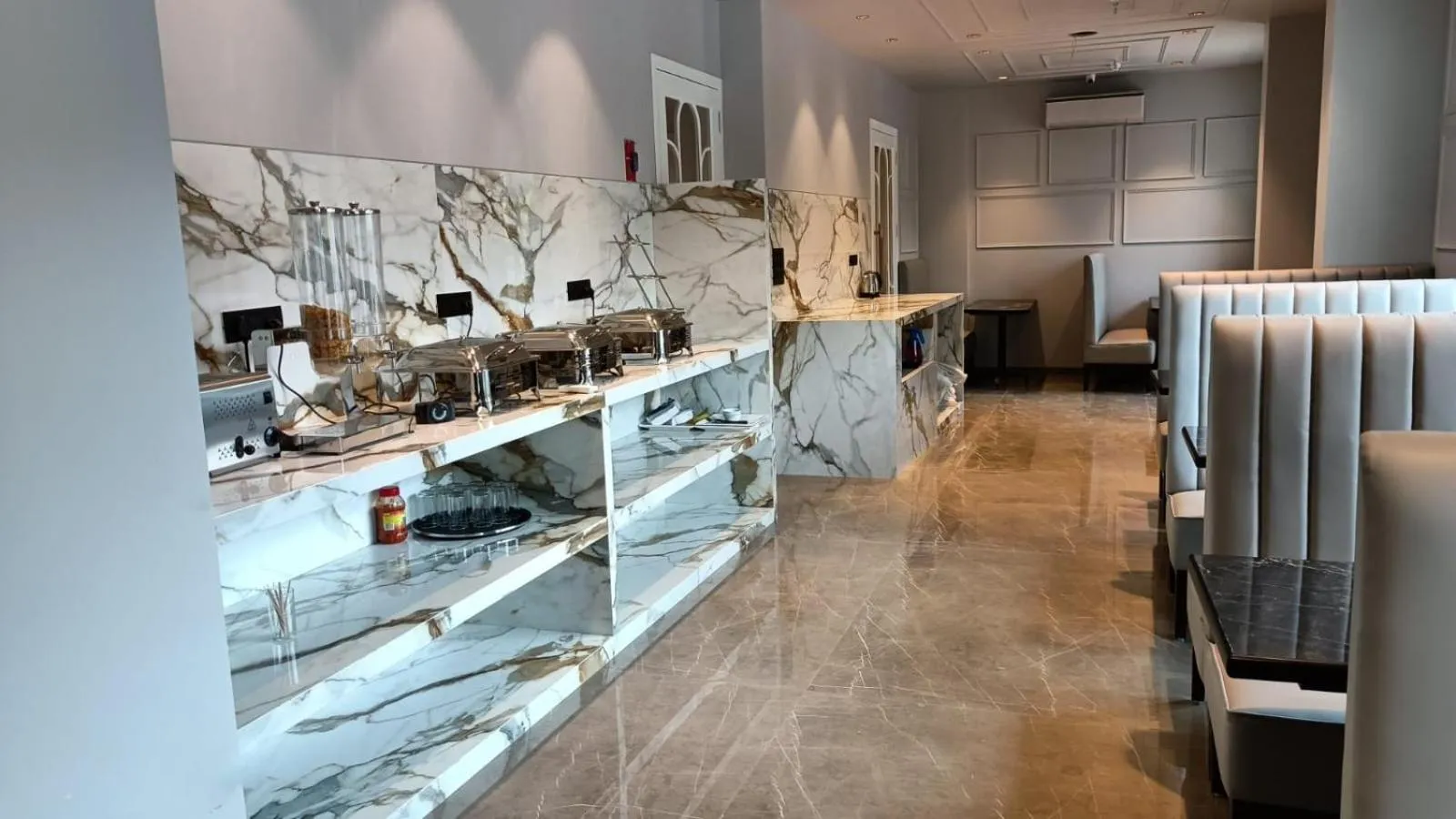 Restaurant/places to eat in J Hotel - J ESVI