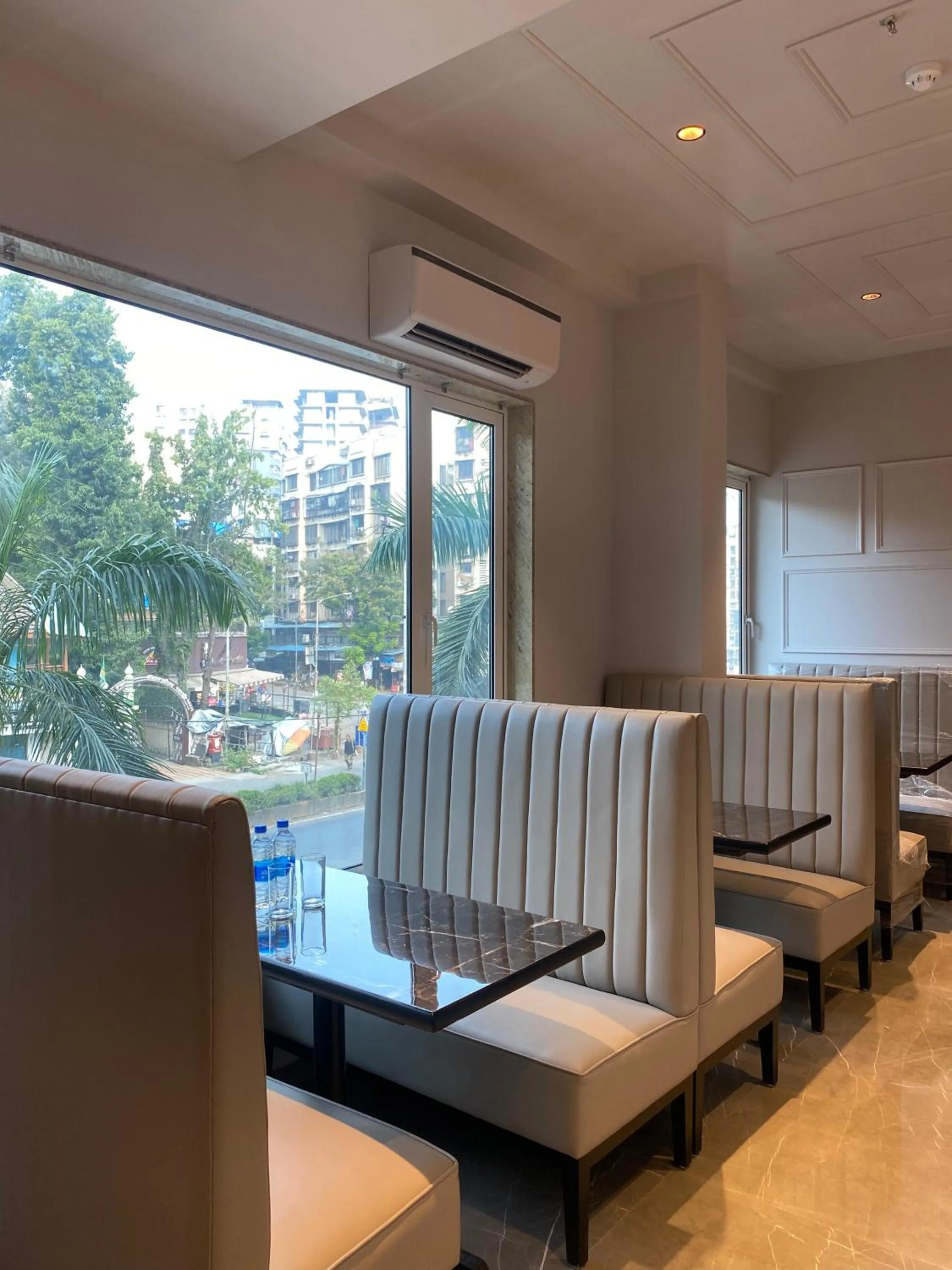 Restaurant/places to eat in J Hotel - J ESVI