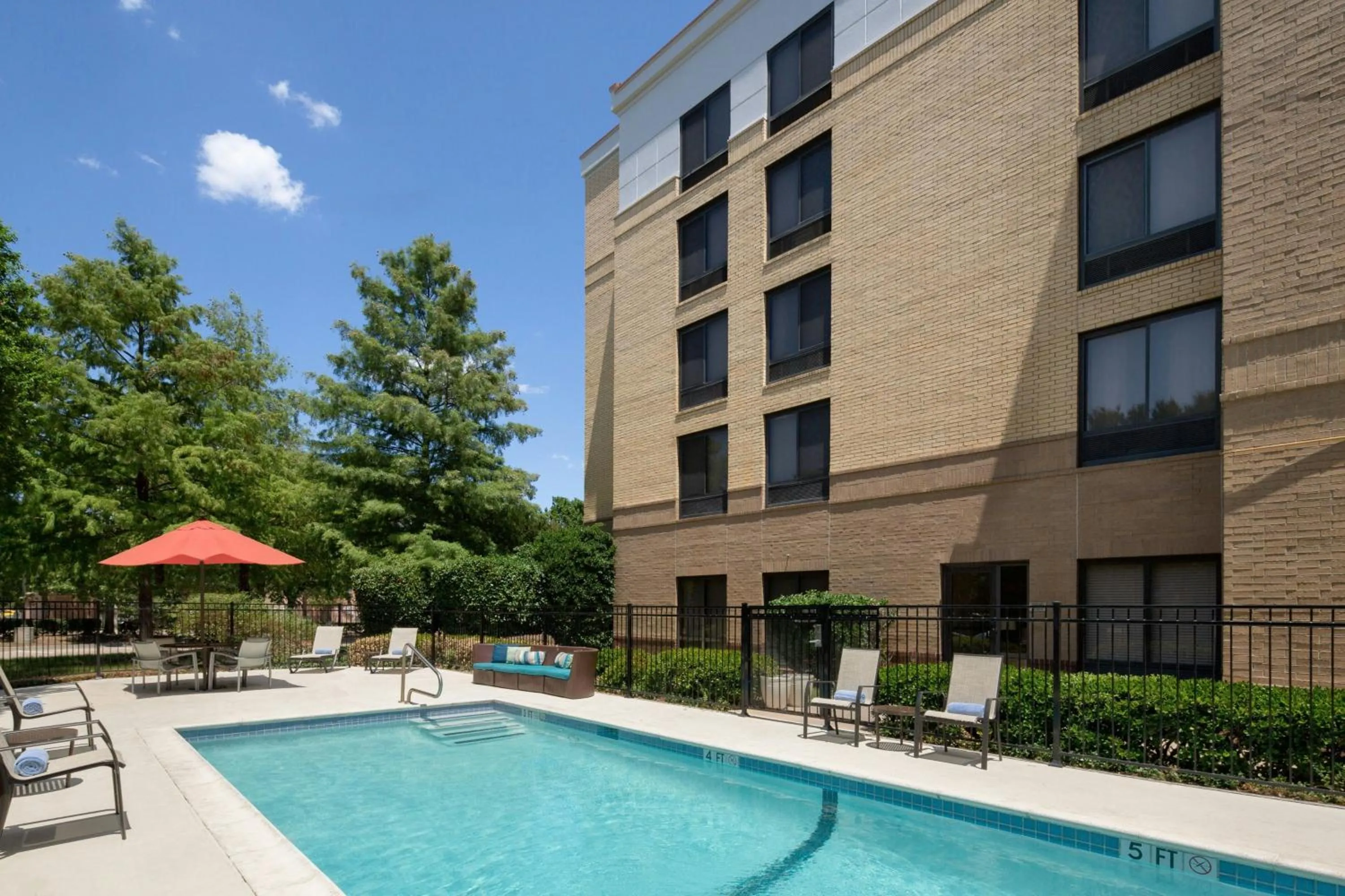 Swimming pool in SpringHill Suites Dallas Addison/Quorum Drive