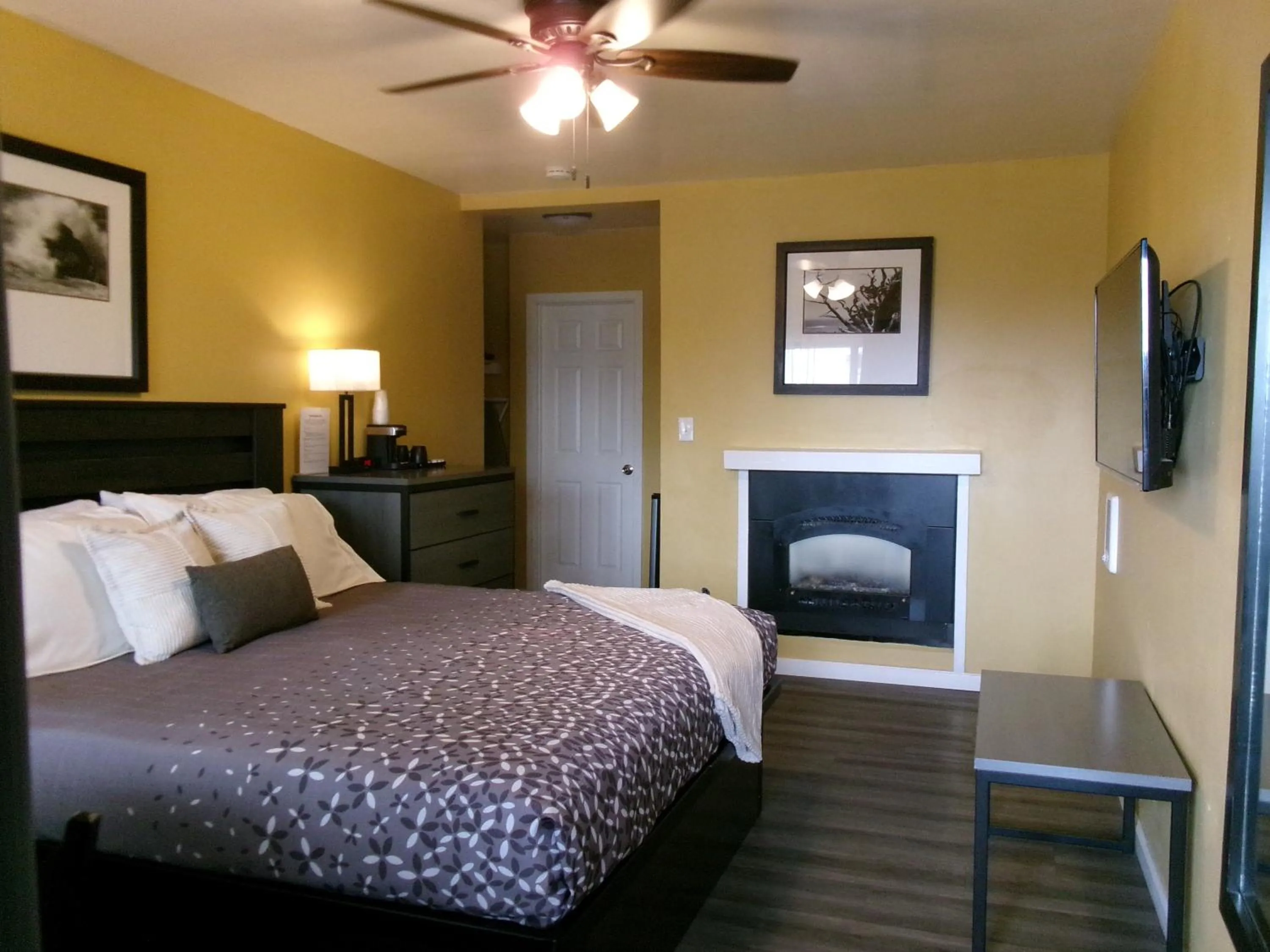 Bedroom, Bed in Carmel Wayfarer Inn