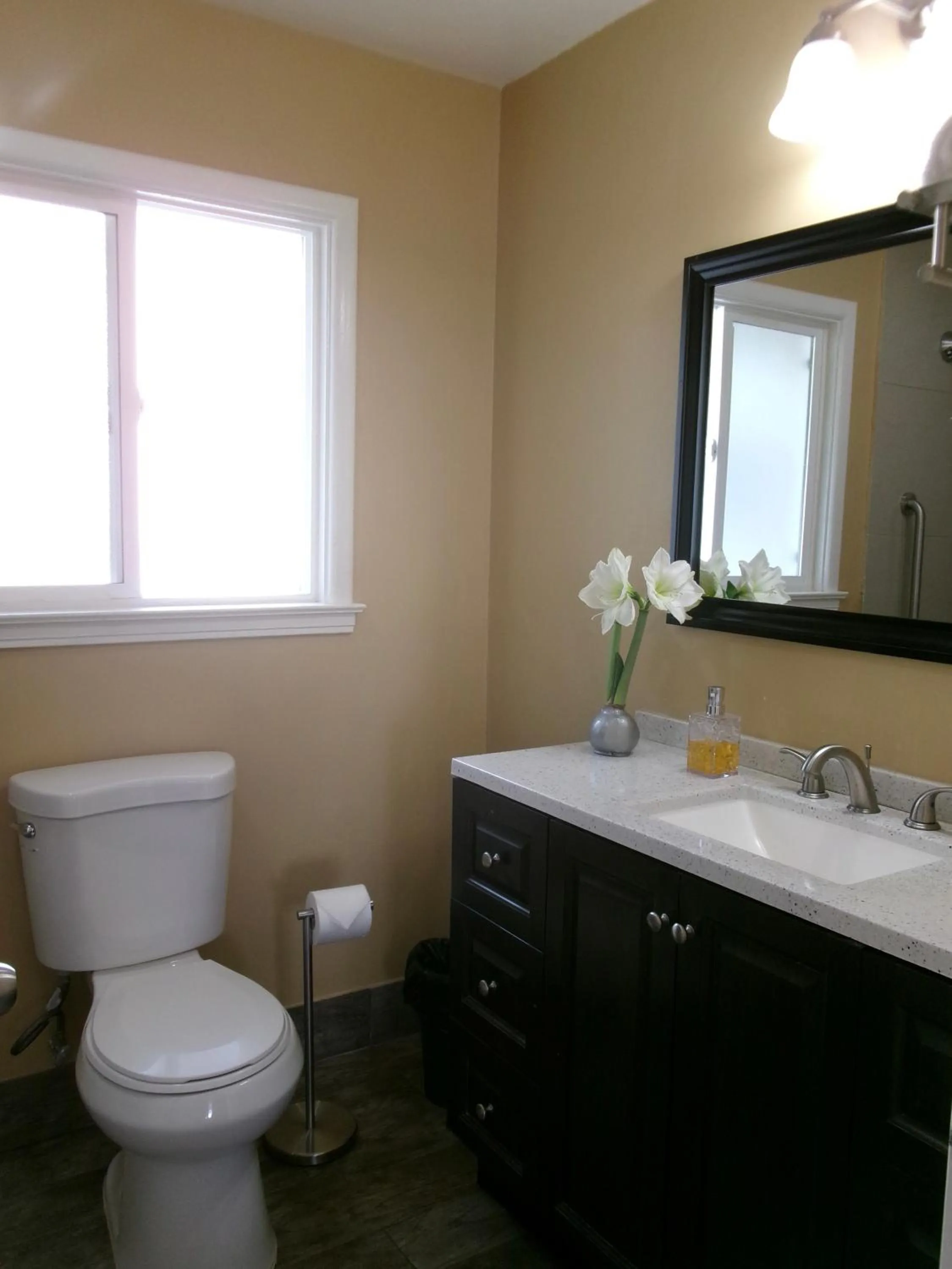 Bathroom in Carmel Wayfarer Inn