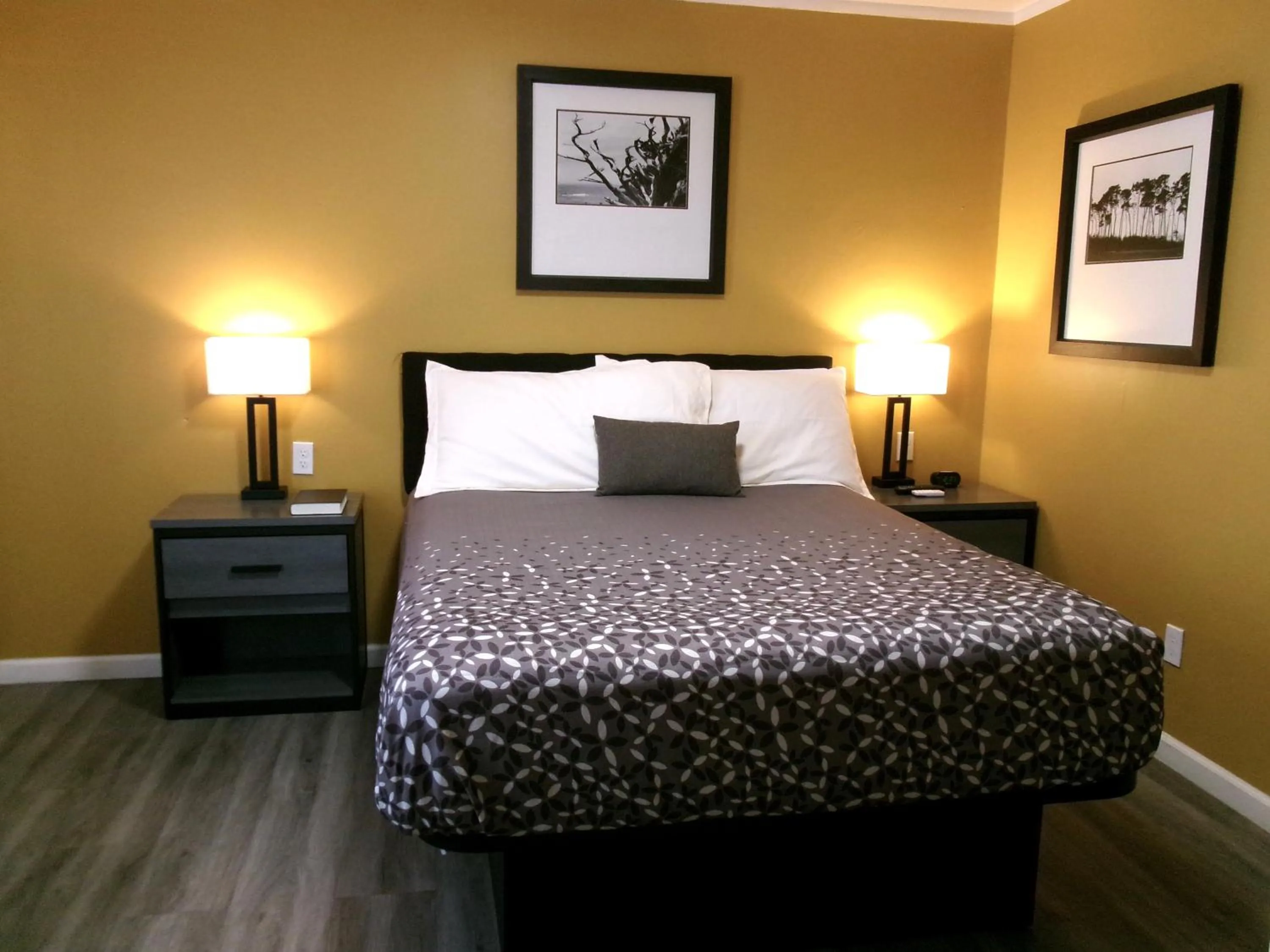 Bedroom, Bed in Carmel Wayfarer Inn