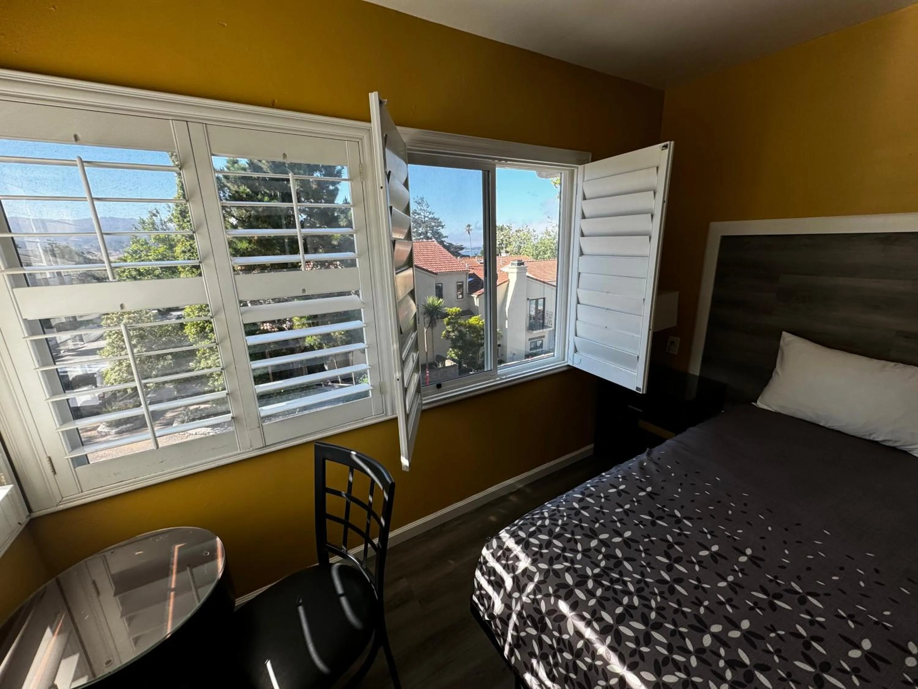 View (from property/room), Bed in Carmel Wayfarer Inn