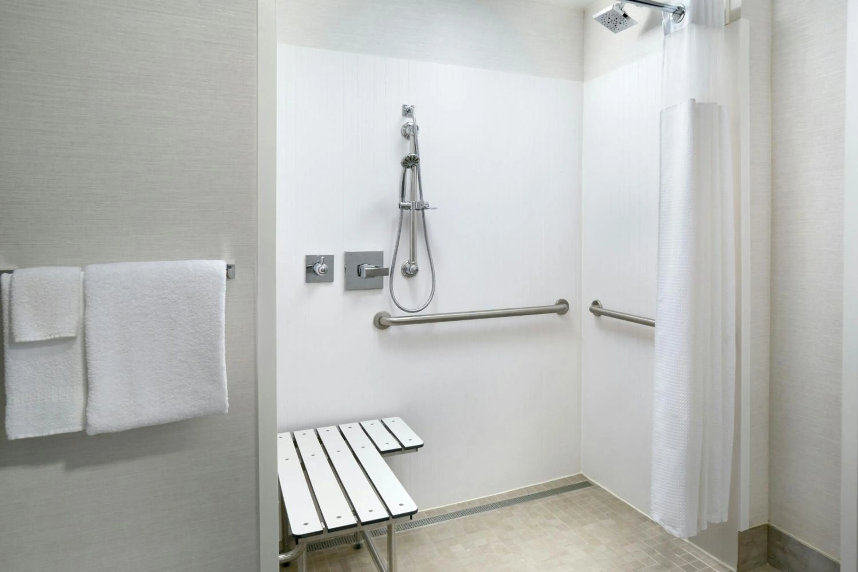 Bathroom in Courtyard Fort Worth Downtown/Blackstone