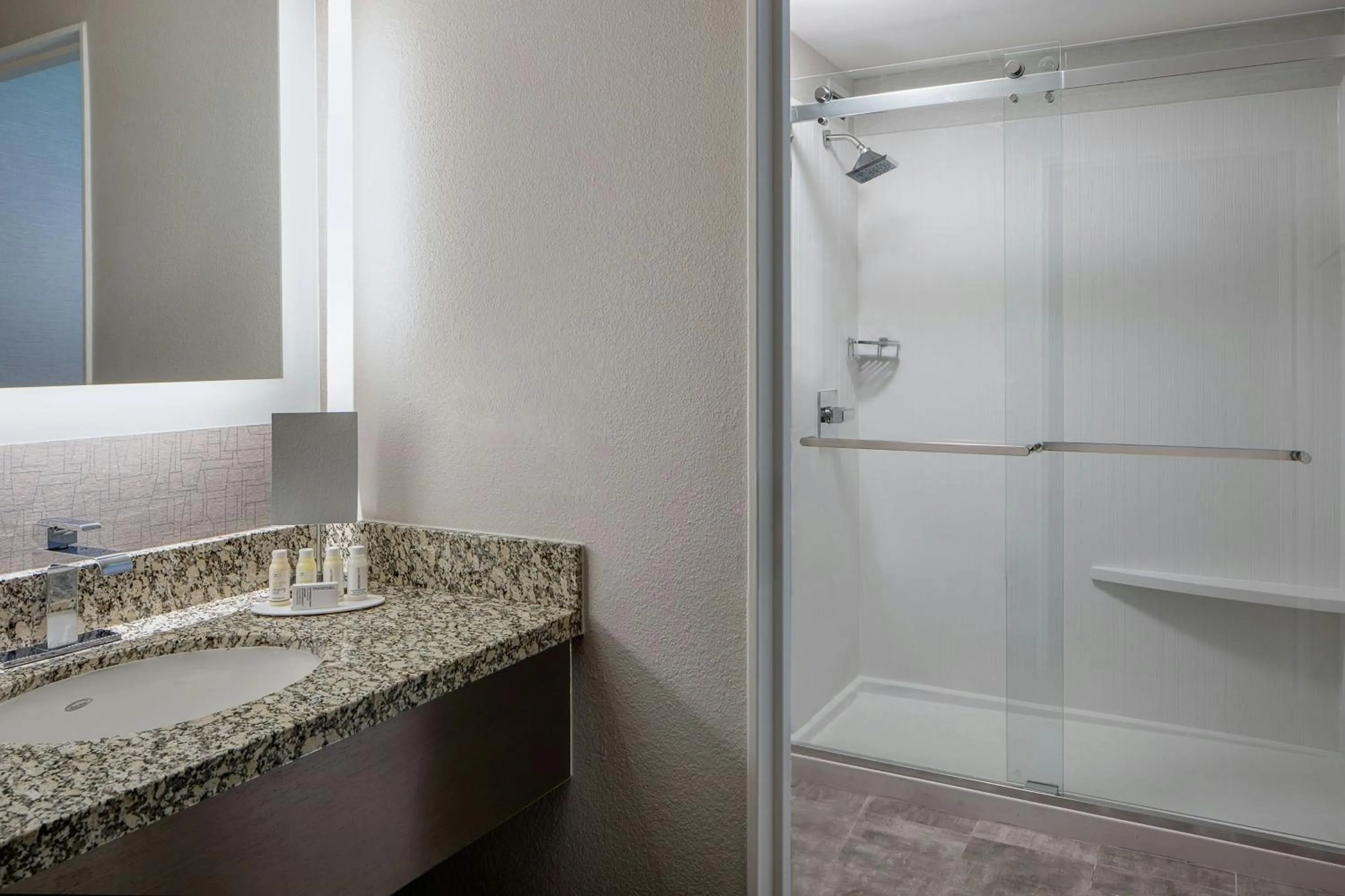 Bathroom in Courtyard Fort Worth Downtown/Blackstone