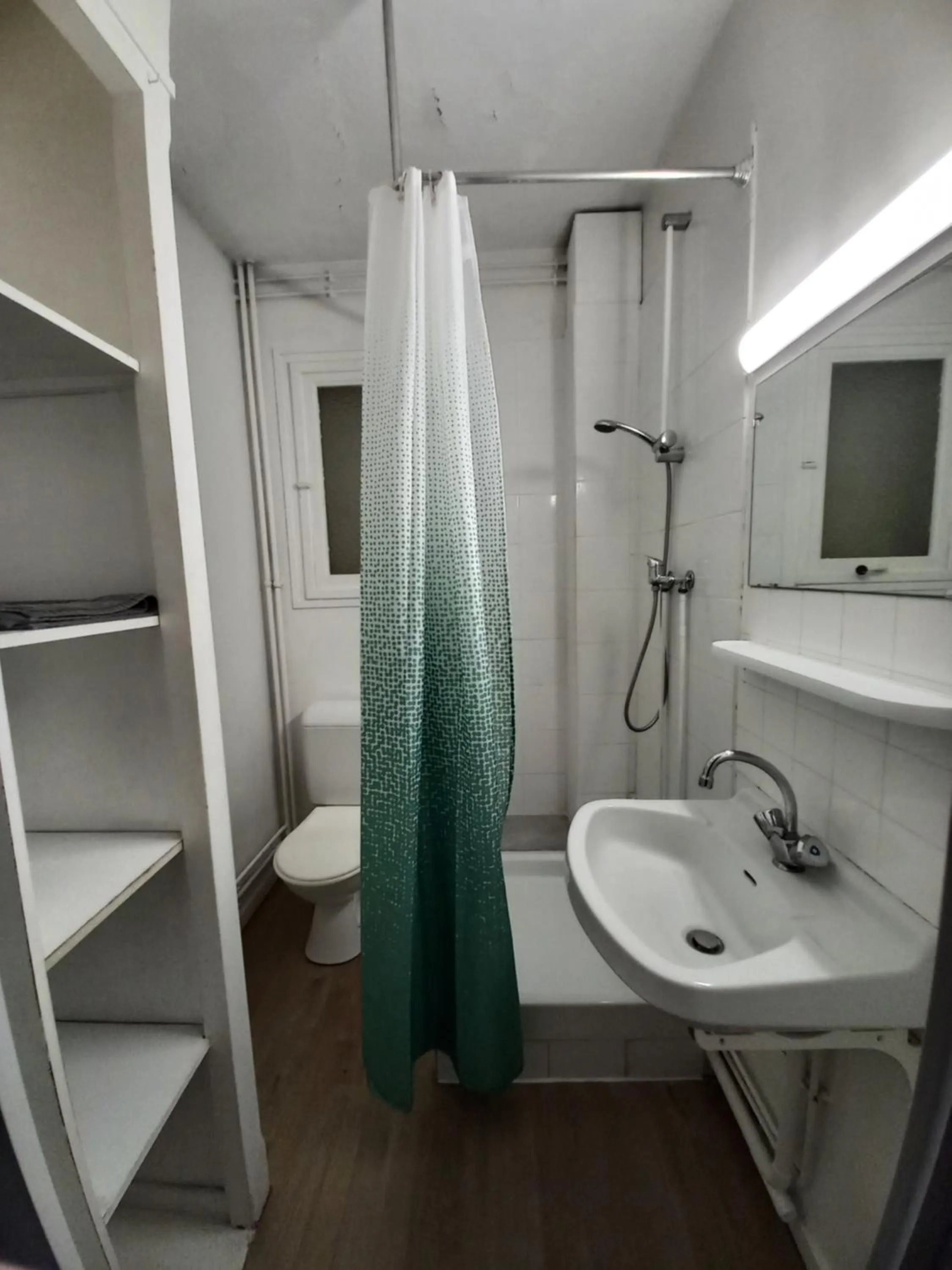 Shower in Hôtel Labat