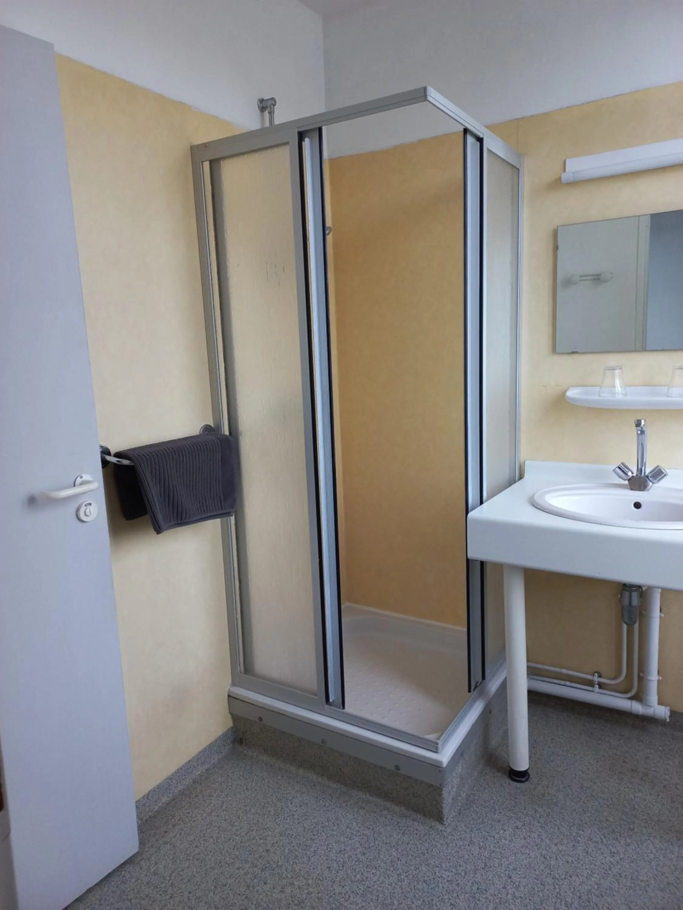 Shower in Hôtel Labat