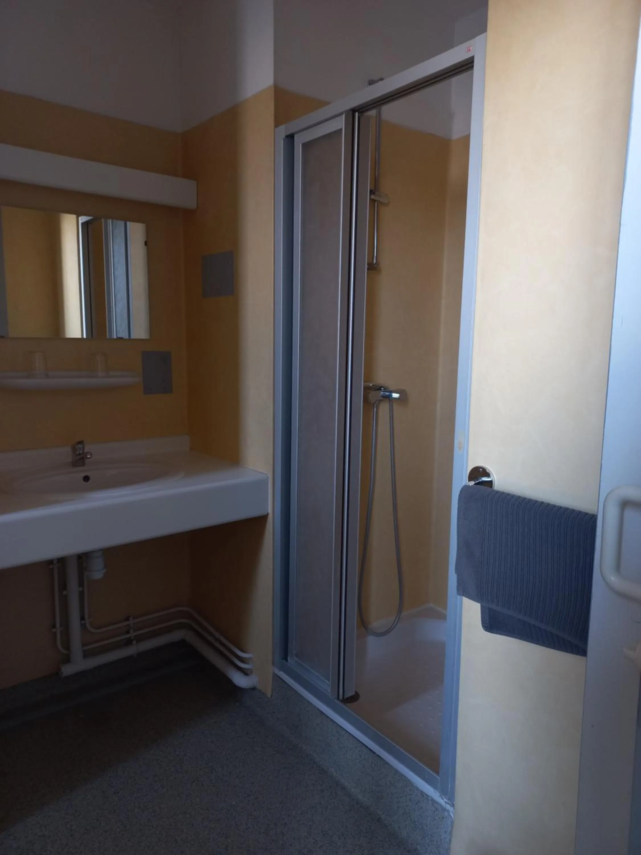 Shower in Hôtel Labat